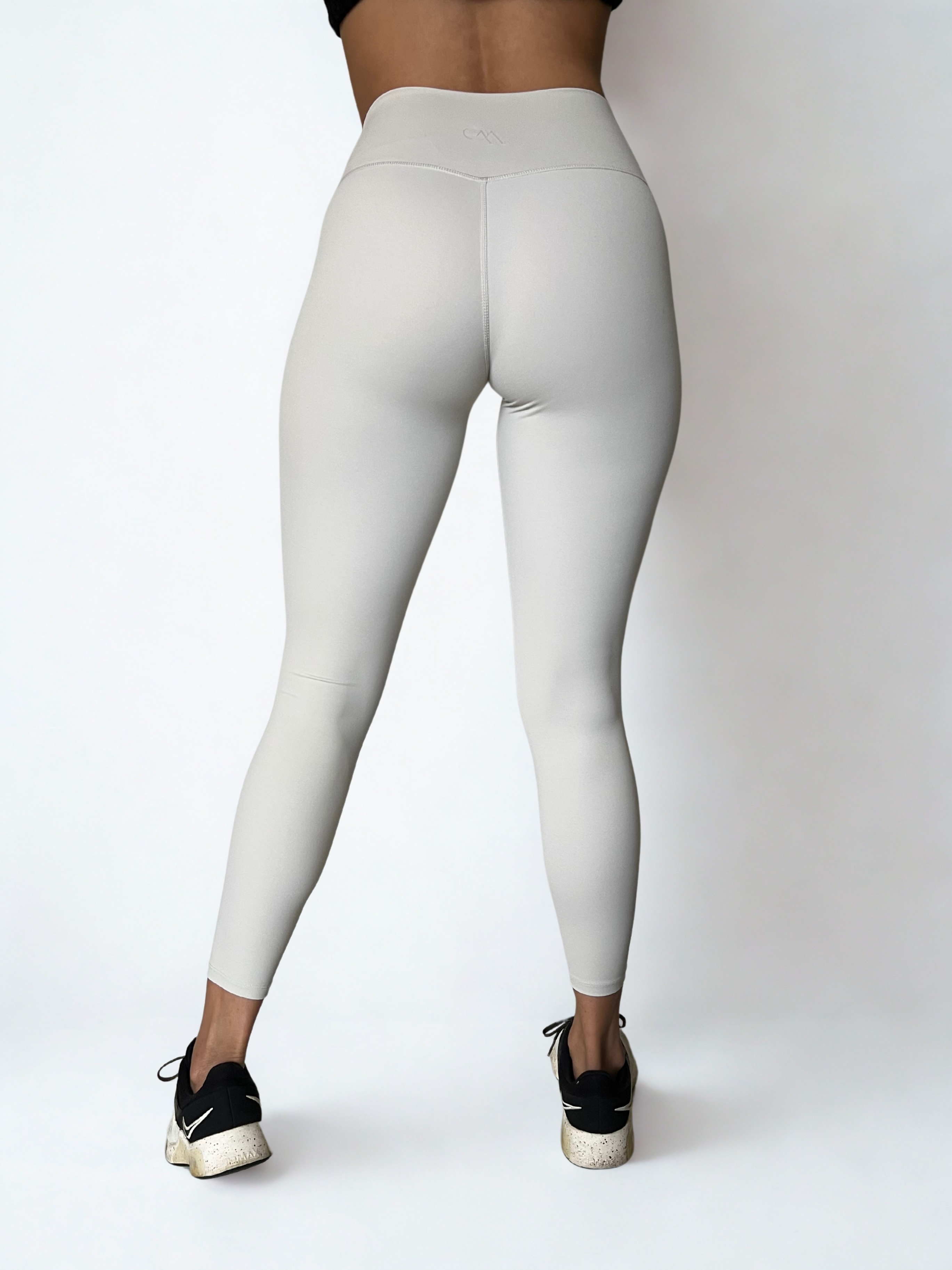 calza deportiva blanco para mujer con control de abdomen, ideal para entrenamiento