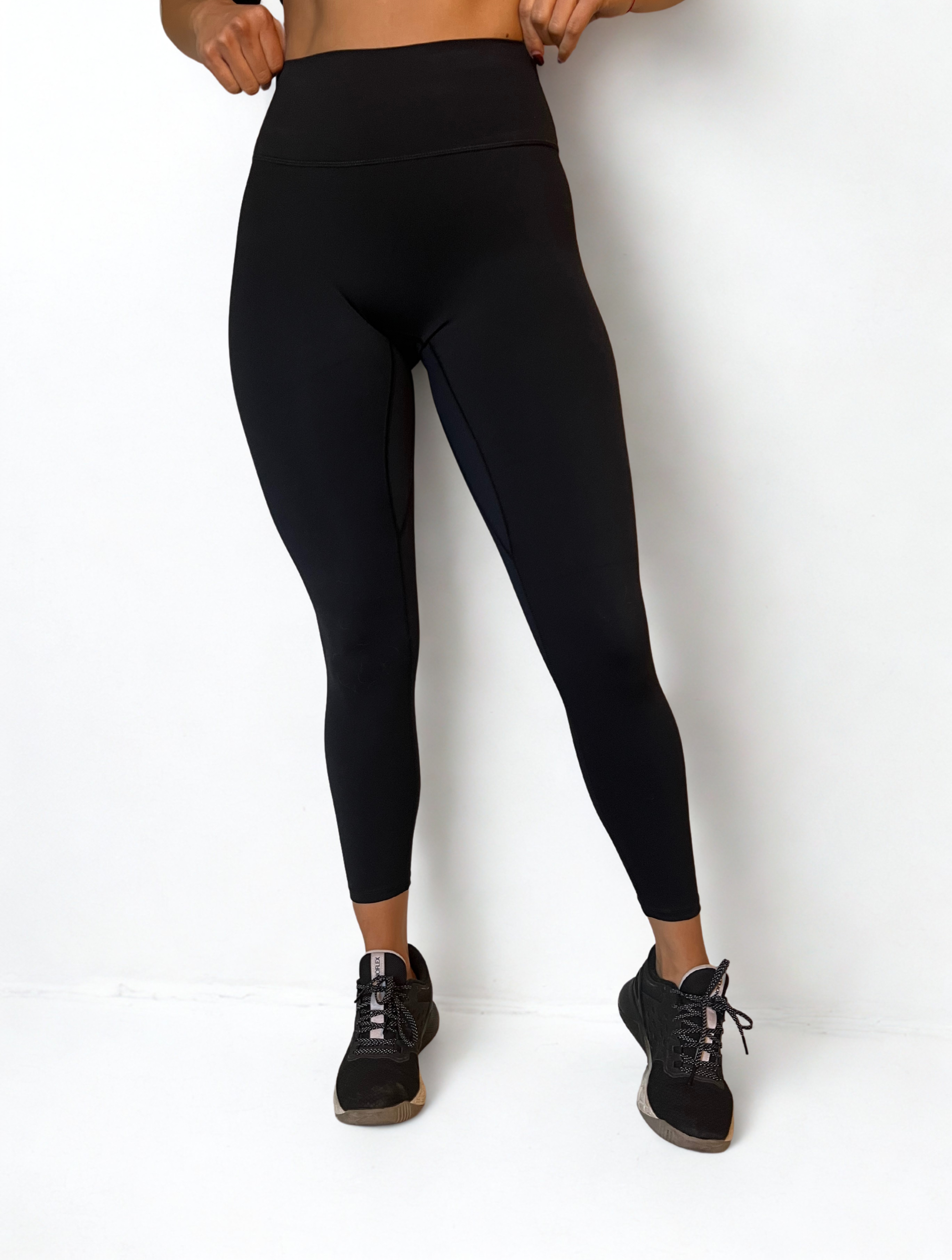 calza deportiva negro para mujer con control de abdomen, ideal para entrenamiento