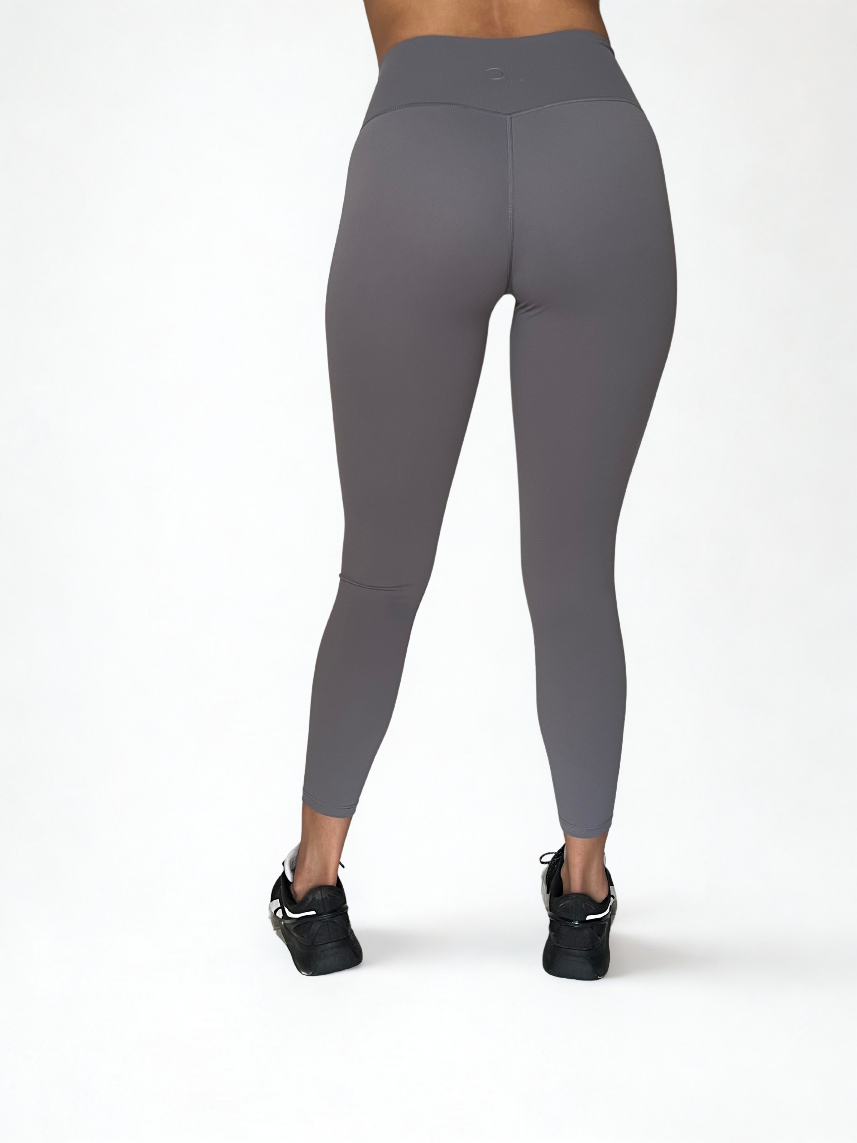 calza deportiva gris para mujer con control de abdomen, ideal para entrenamiento