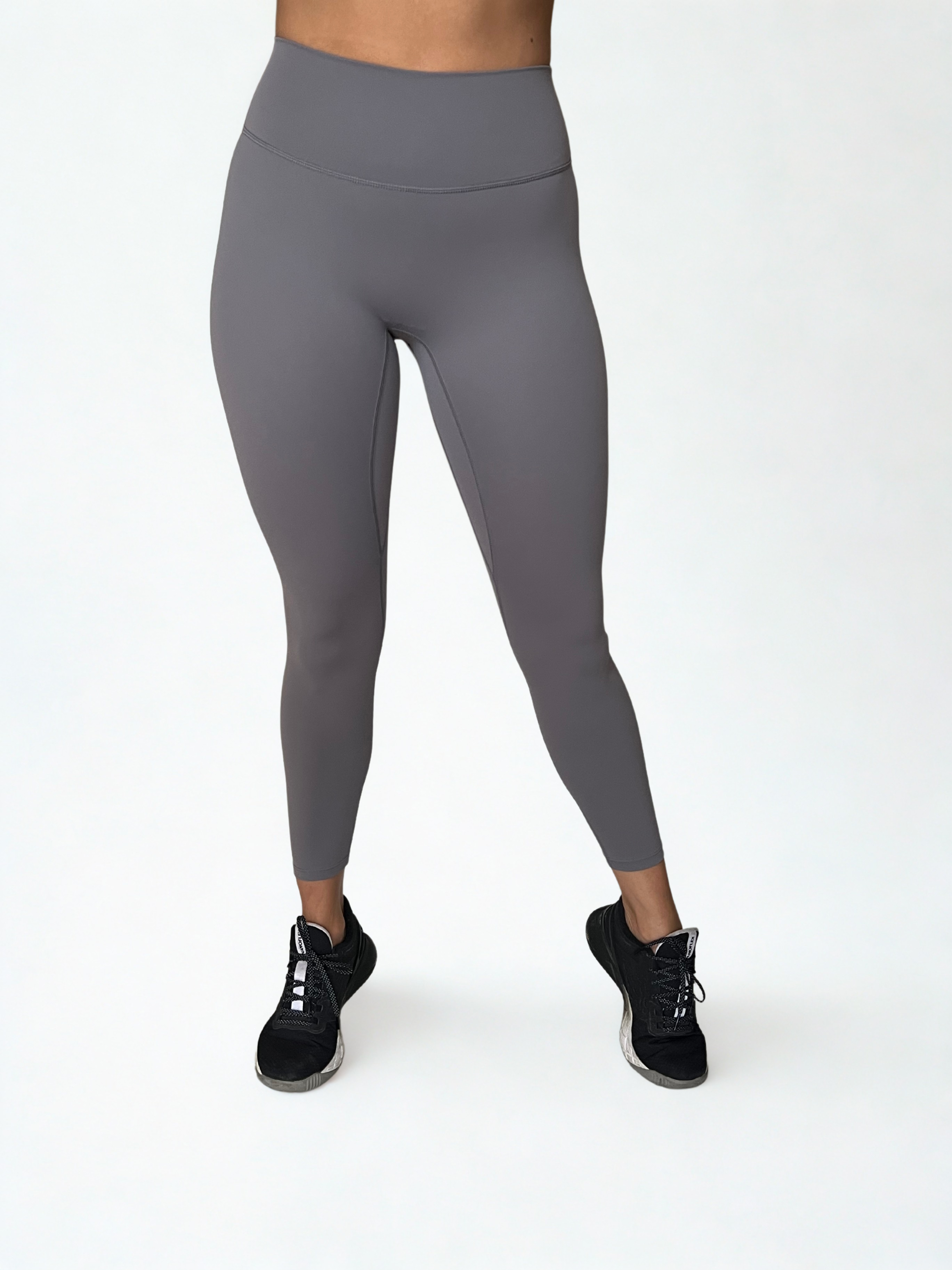 calza deportiva gris para mujer con control de abdomen, ideal para entrenamiento
