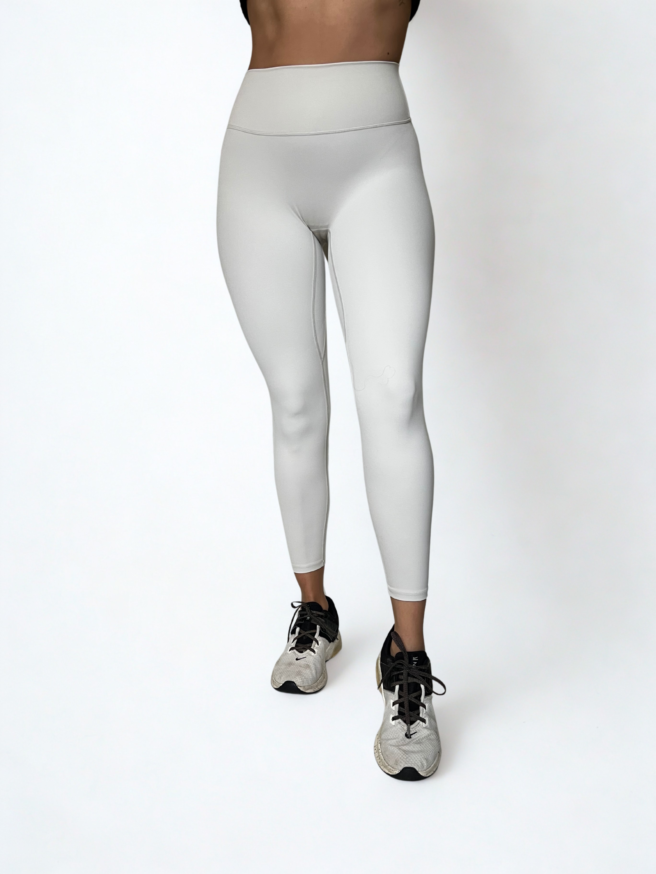calza deportiva blanco para mujer con control de abdomen, ideal para entrenamiento