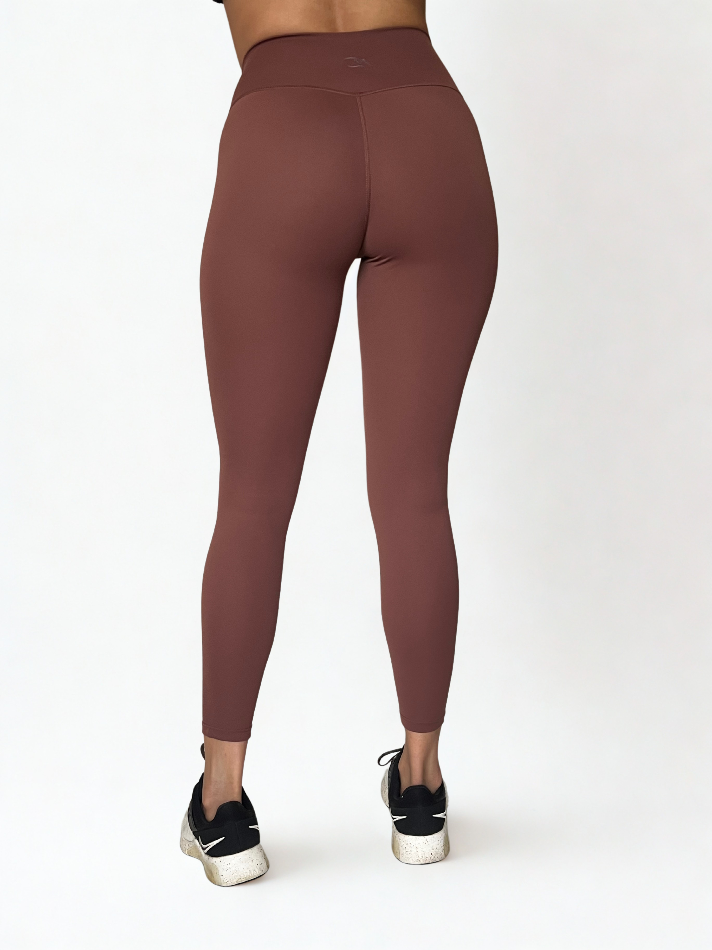 calza deportiva cafe para mujer con control de abdomen, ideal para entrenamiento