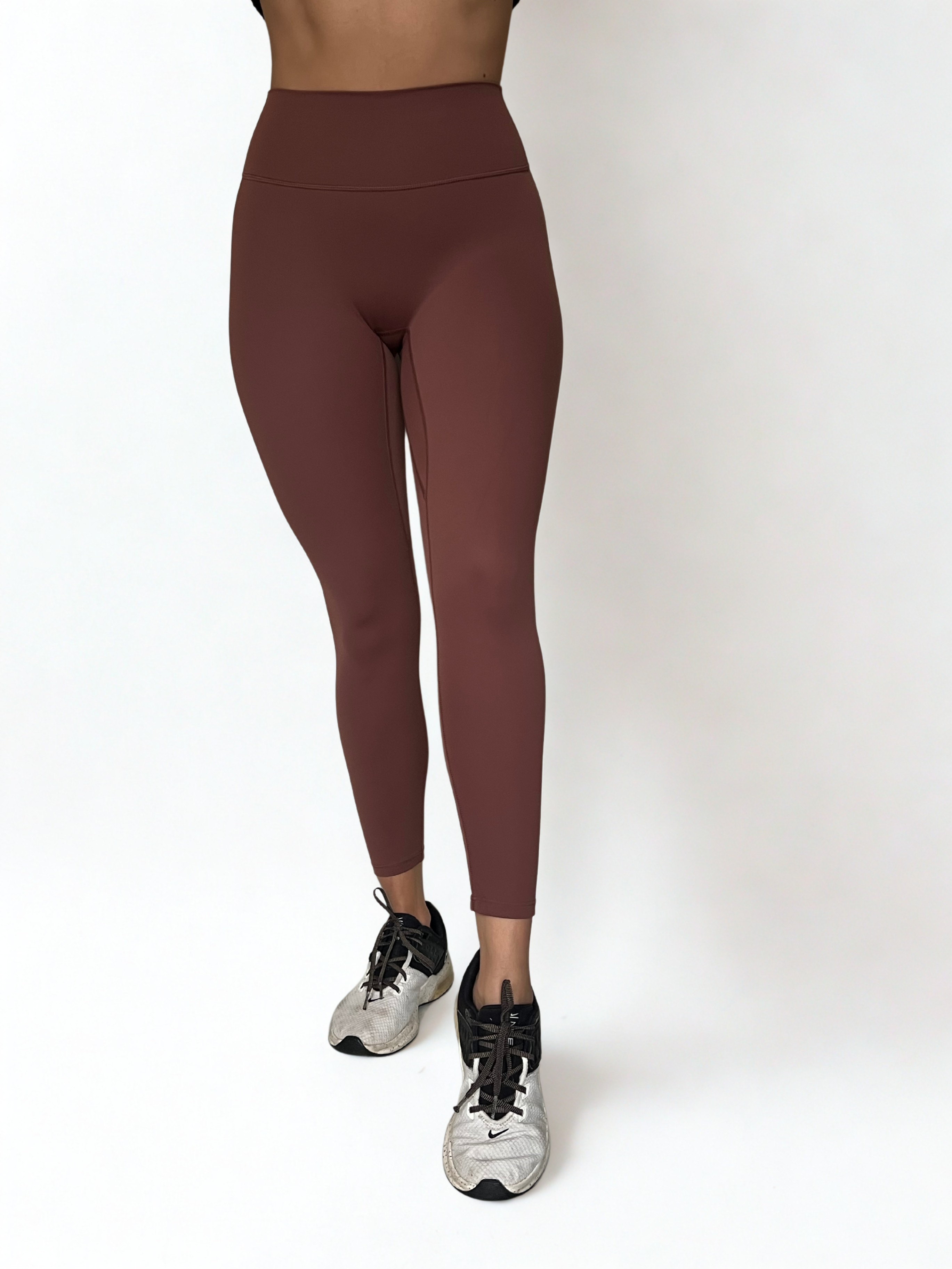 calza deportiva cafe para mujer con control de abdomen, ideal para entrenamiento