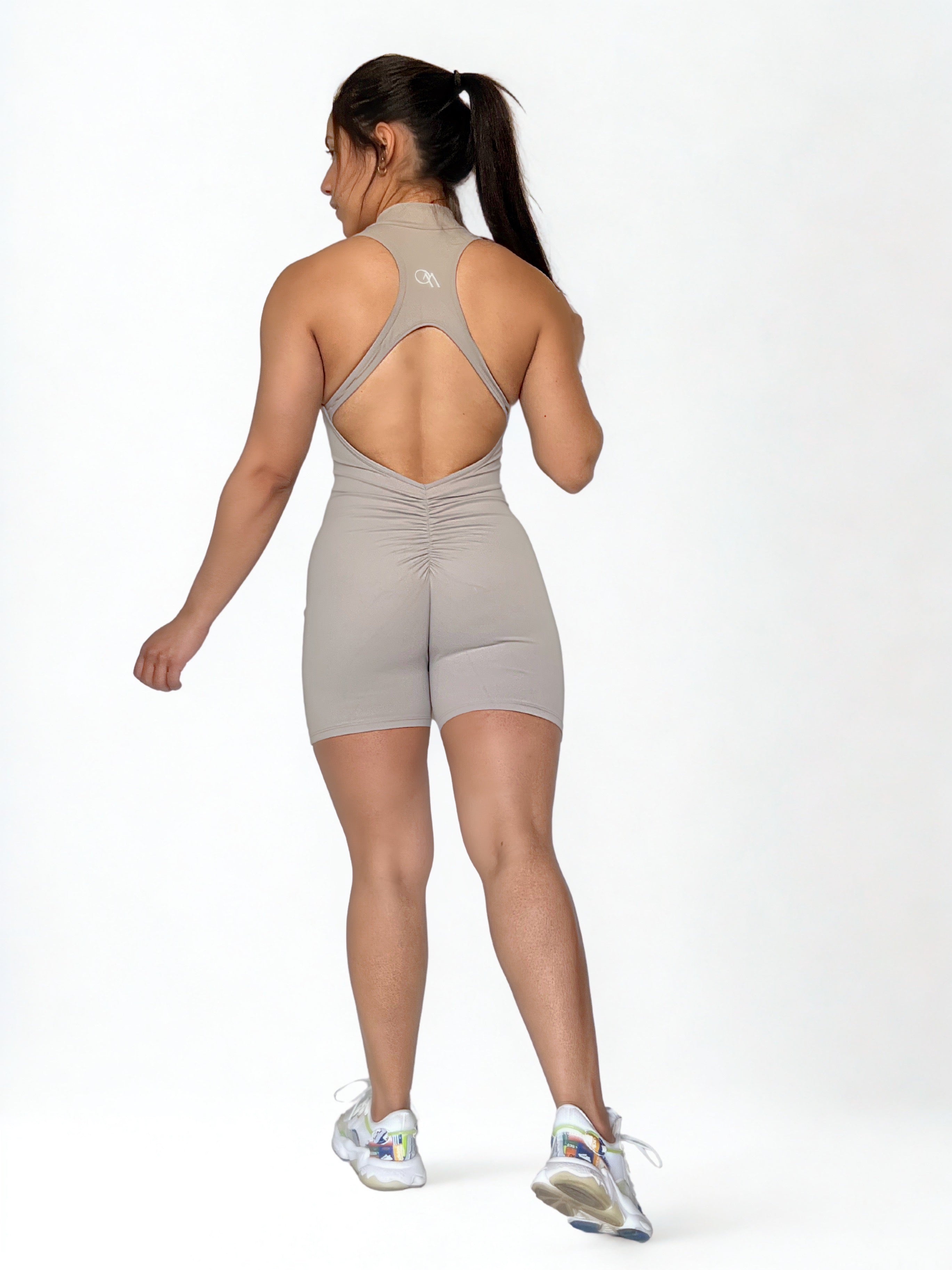 enterizo deportivo beige para mujer, ideal para yoga o pilates