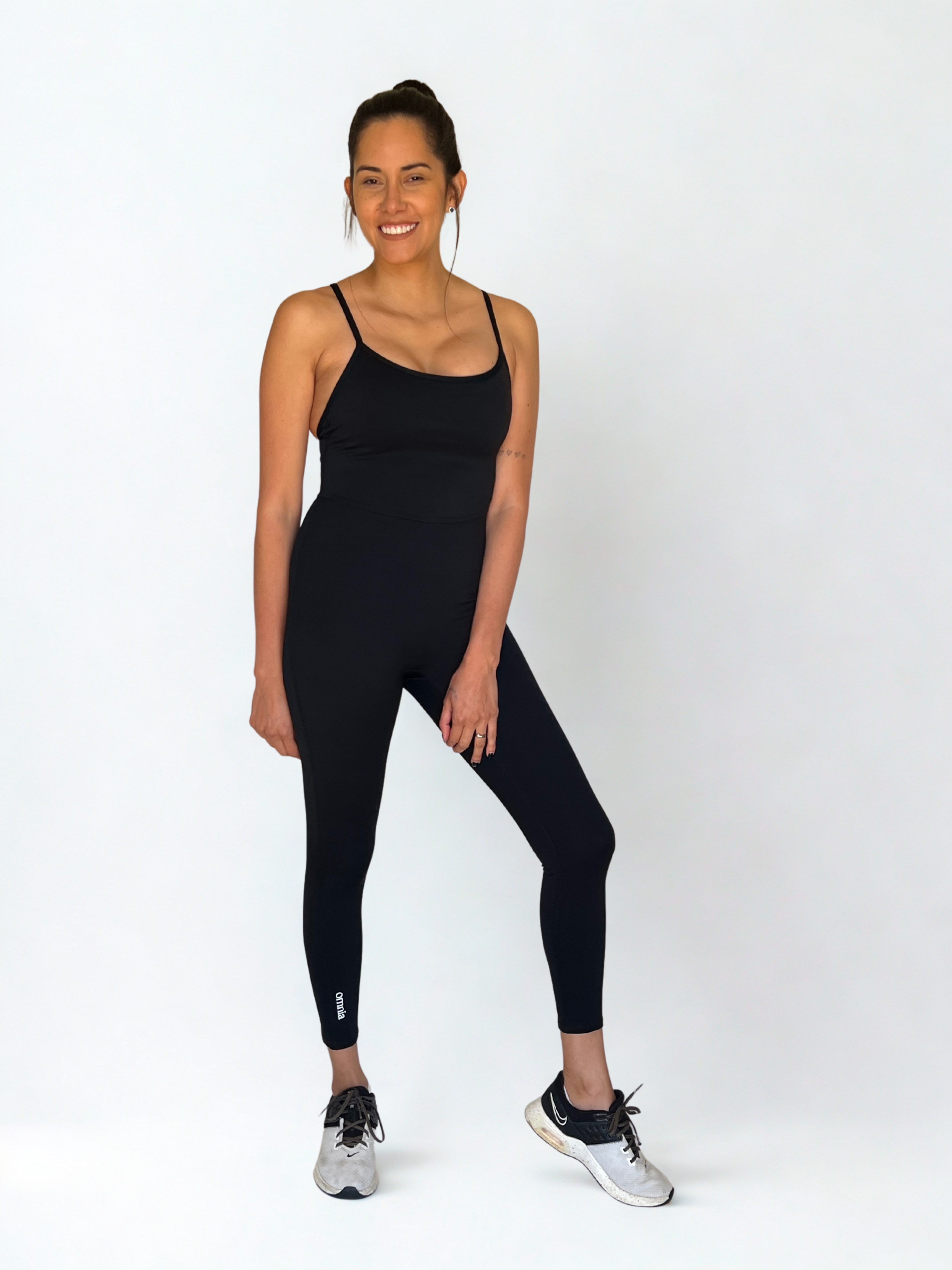 enterizo deportivo negro para mujer con espalda cruzada, ideal para yoga o pilates