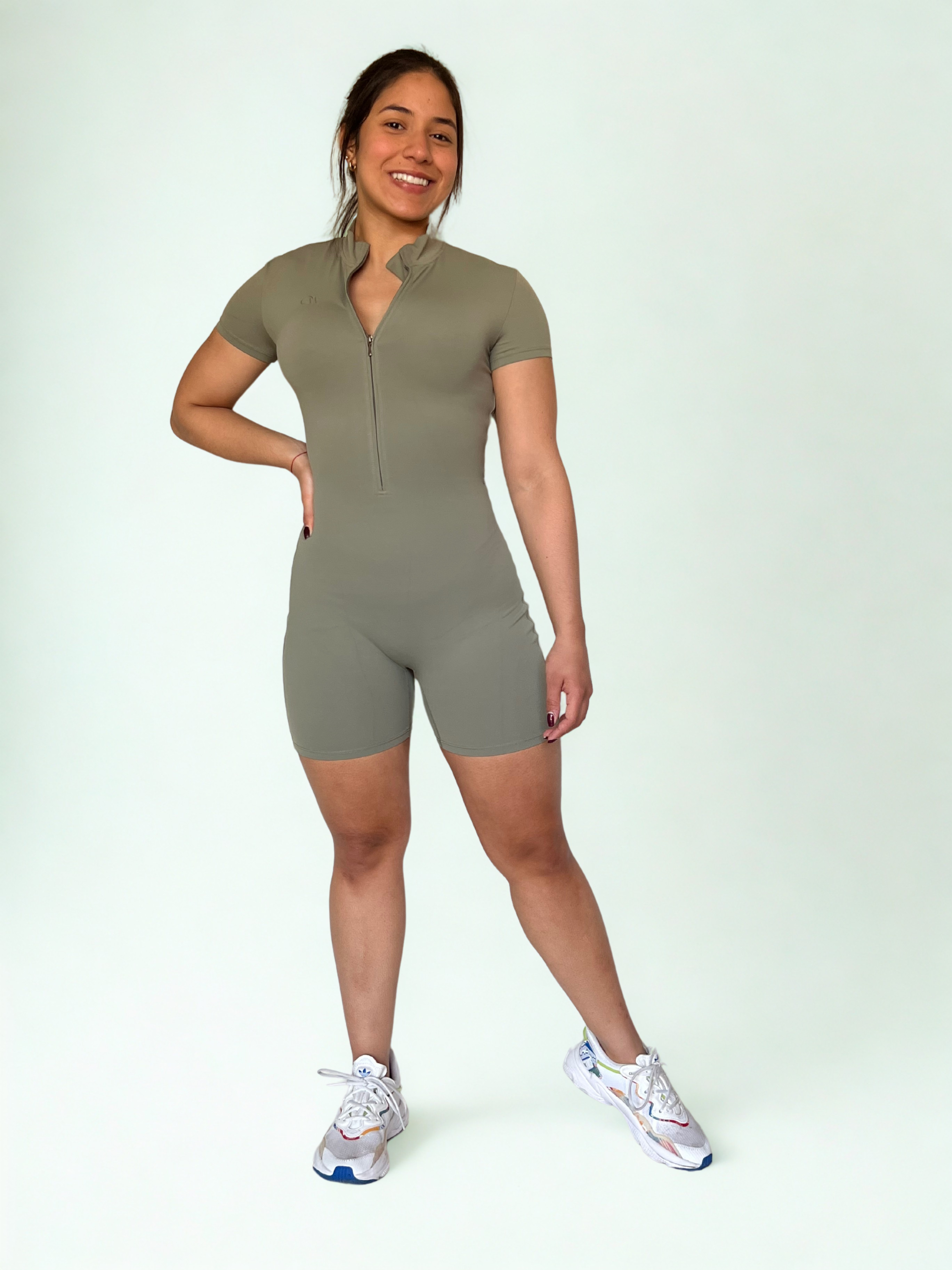 enterizo deportivo verde oliva para mujer con espalda cruzada, ideal para yoga o pilates