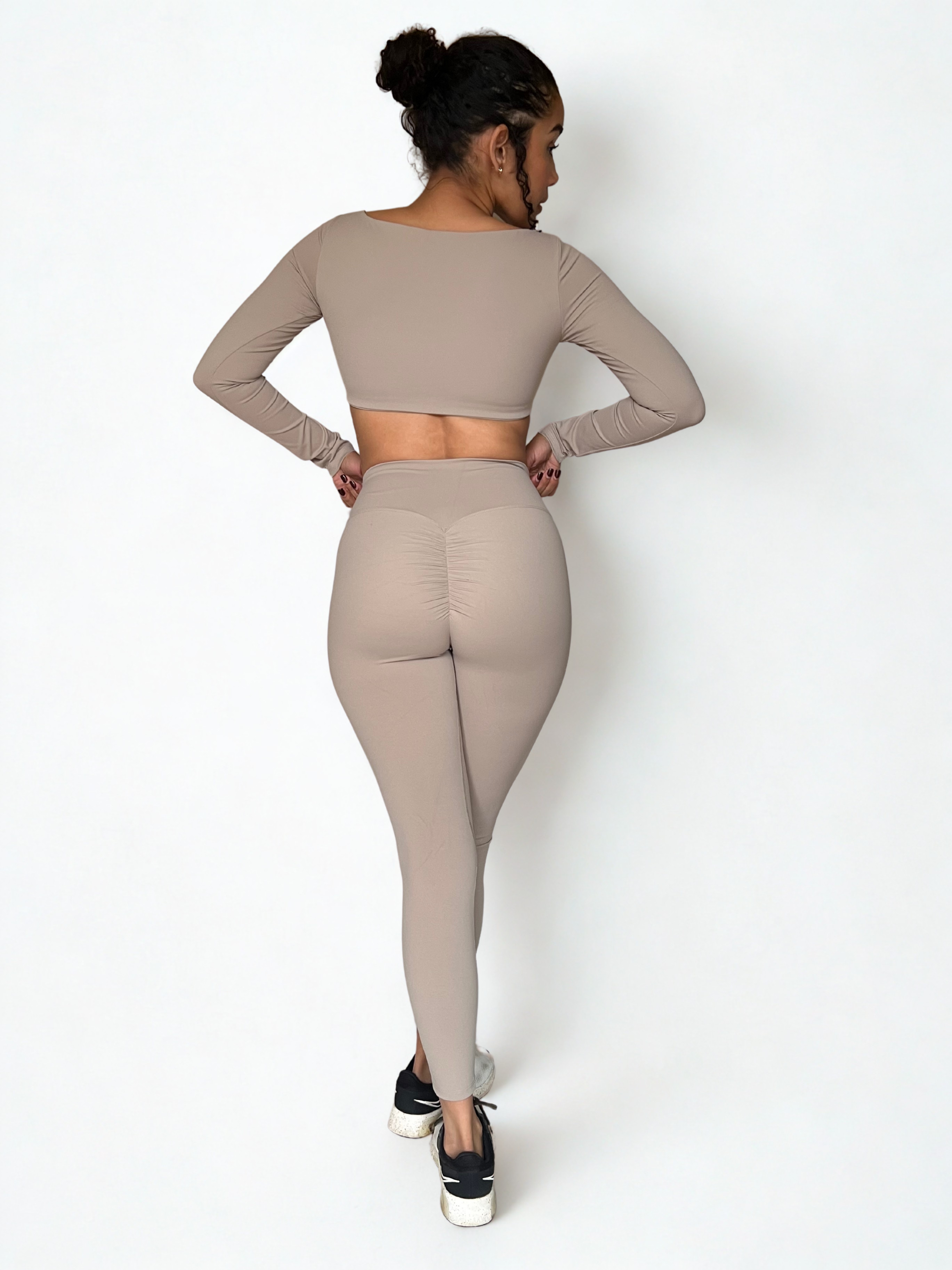calza deportiva cafe para mujer con control de abdomen, ideal para yoga