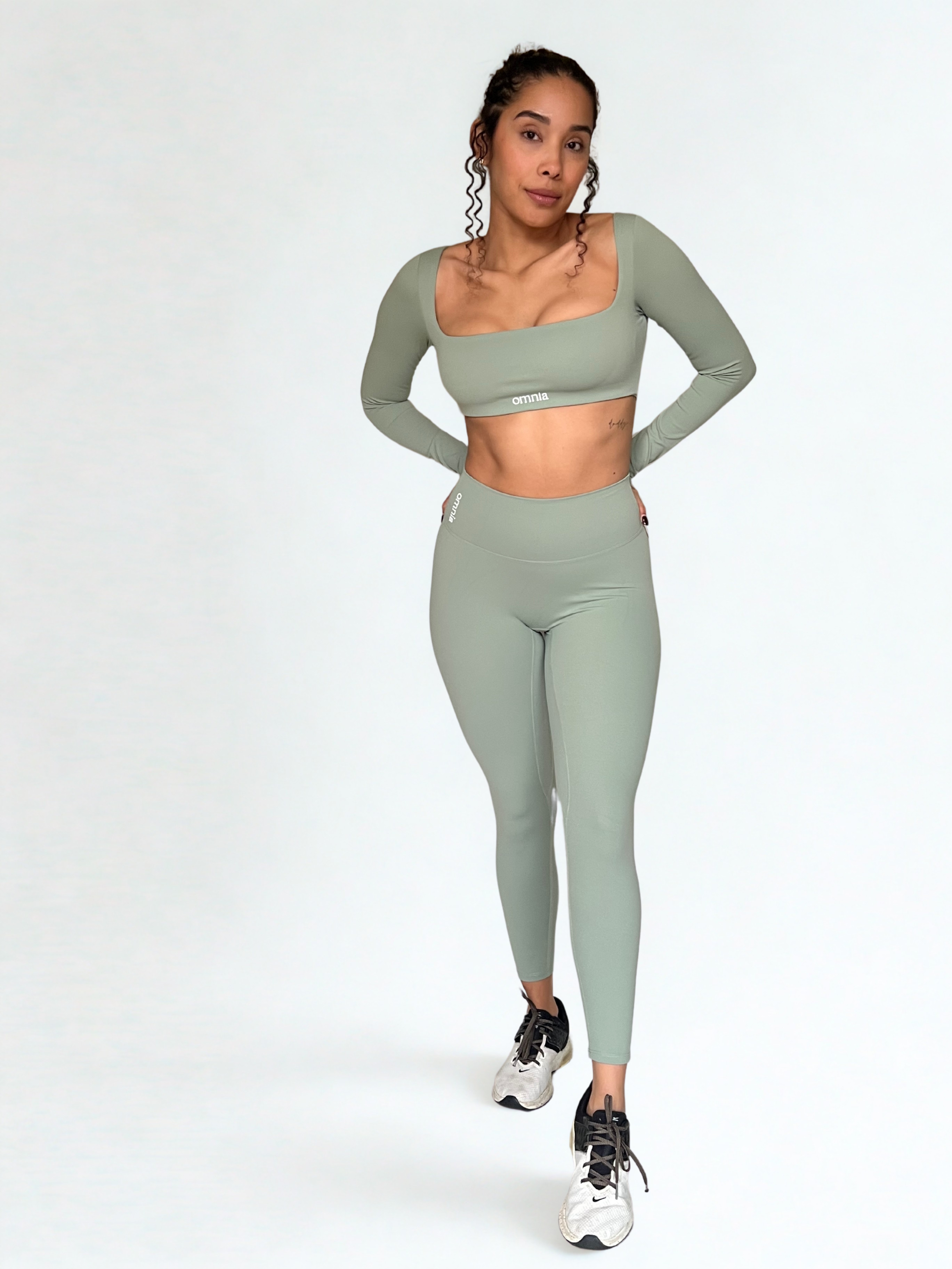 calza deportiva verde pistacho para mujer con control de abdomen, ideal para gimnasio