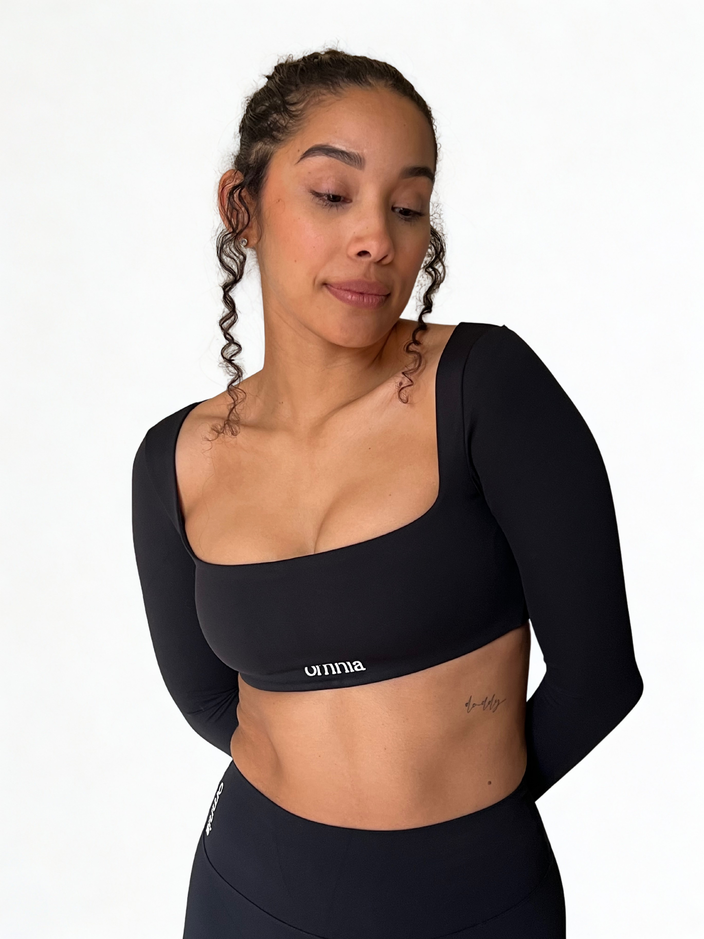 top deportivo negro para mujer con soporte medio, ideal para entrenamiento intenso y crossfit