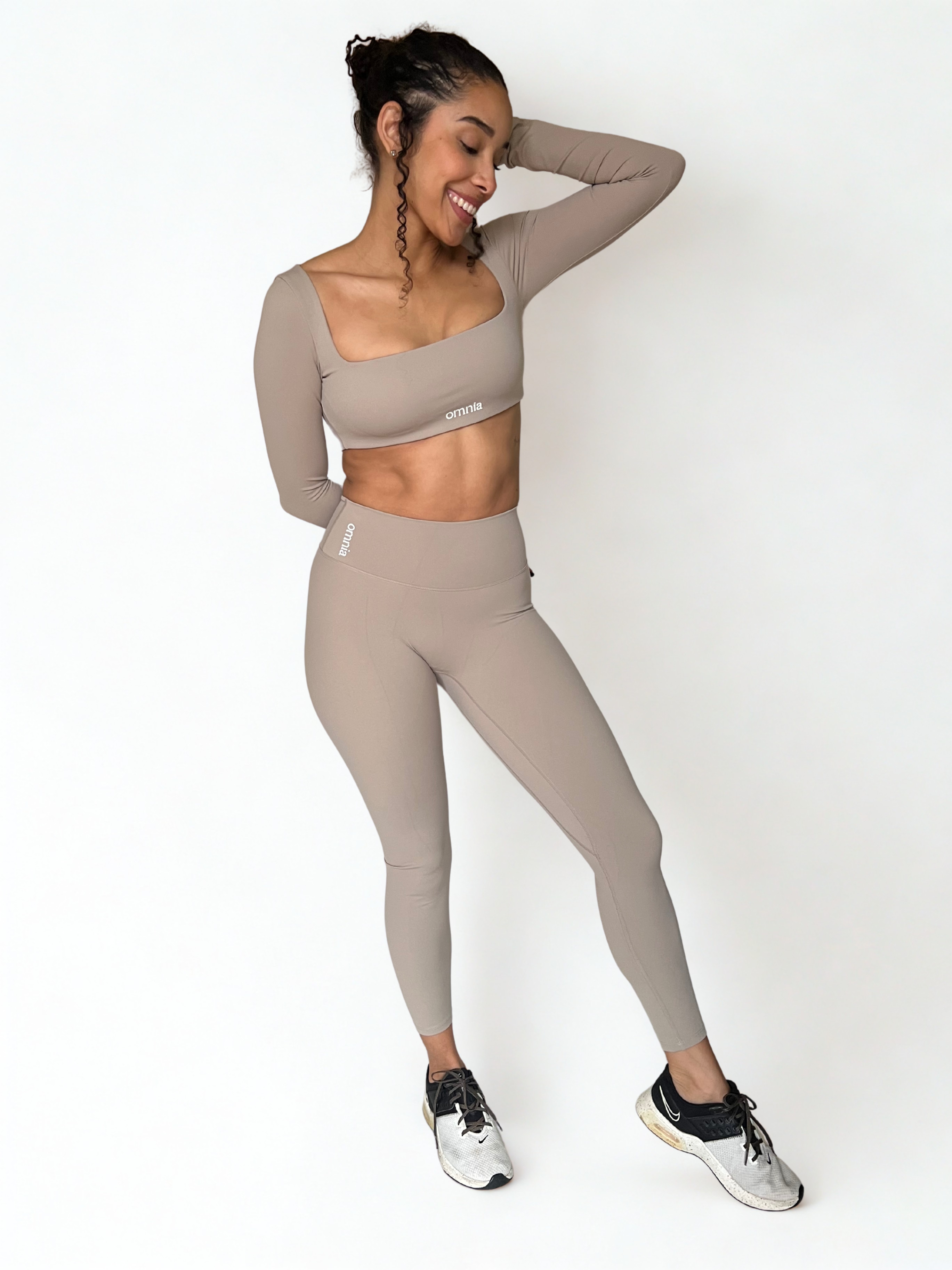 top deportivo cafe para mujer con soporte medio, ideal para entrenamiento intenso y crossfit