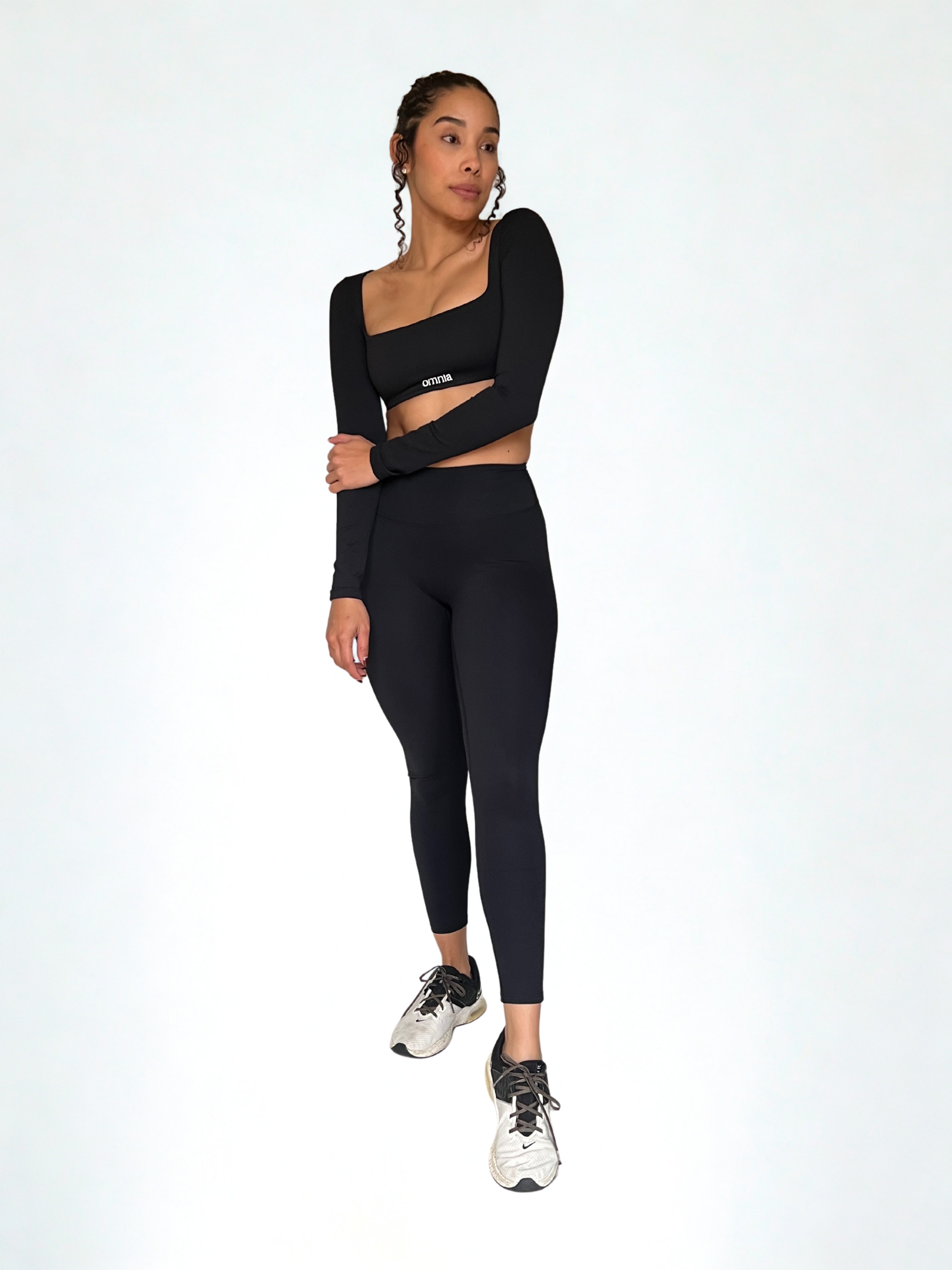 top deportivo negro para mujer con soporte medio, ideal para entrenamiento intenso y crossfit