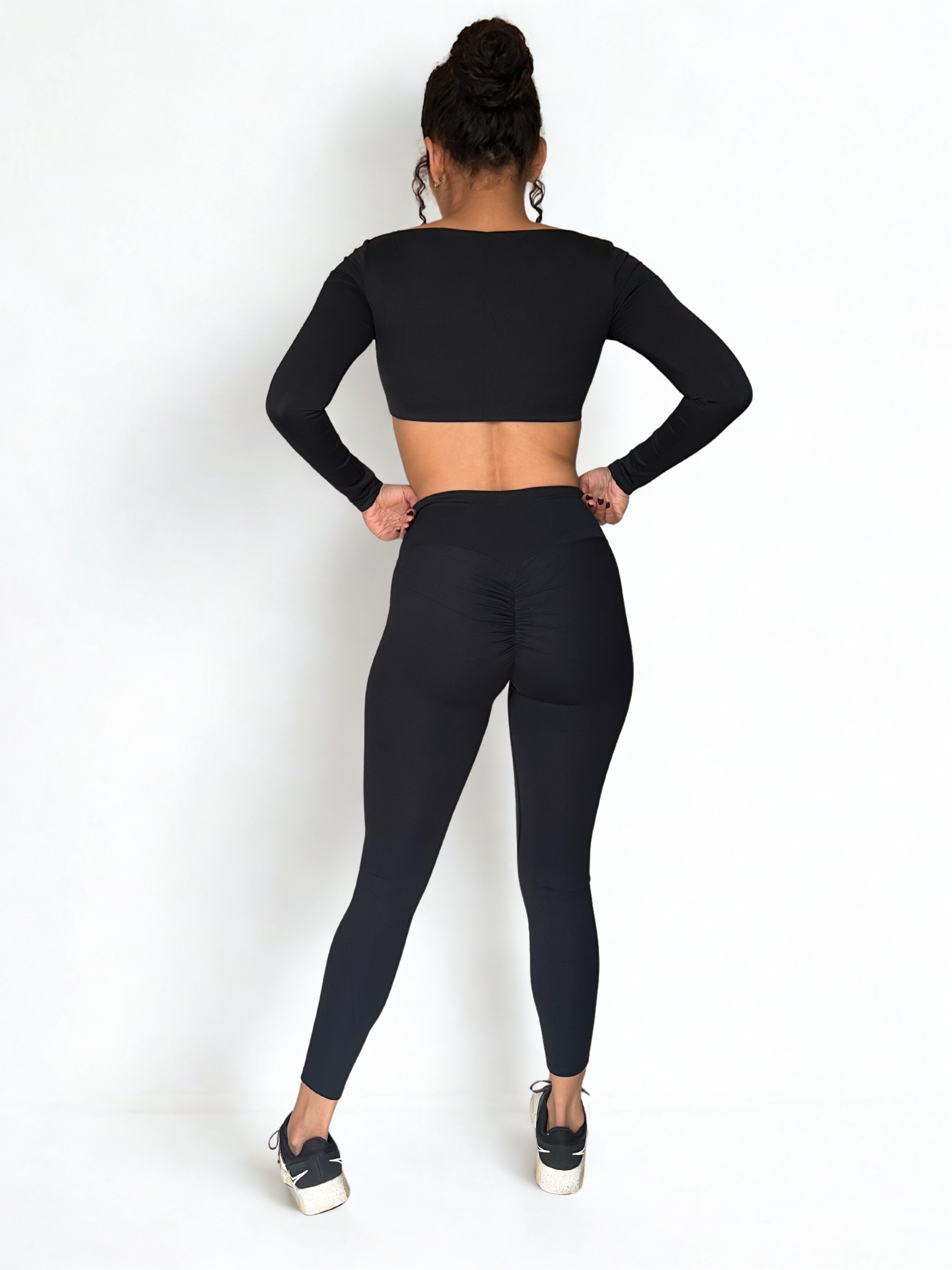 calza deportiva negra para mujer con control de abdomen, ideal para entrenamiento