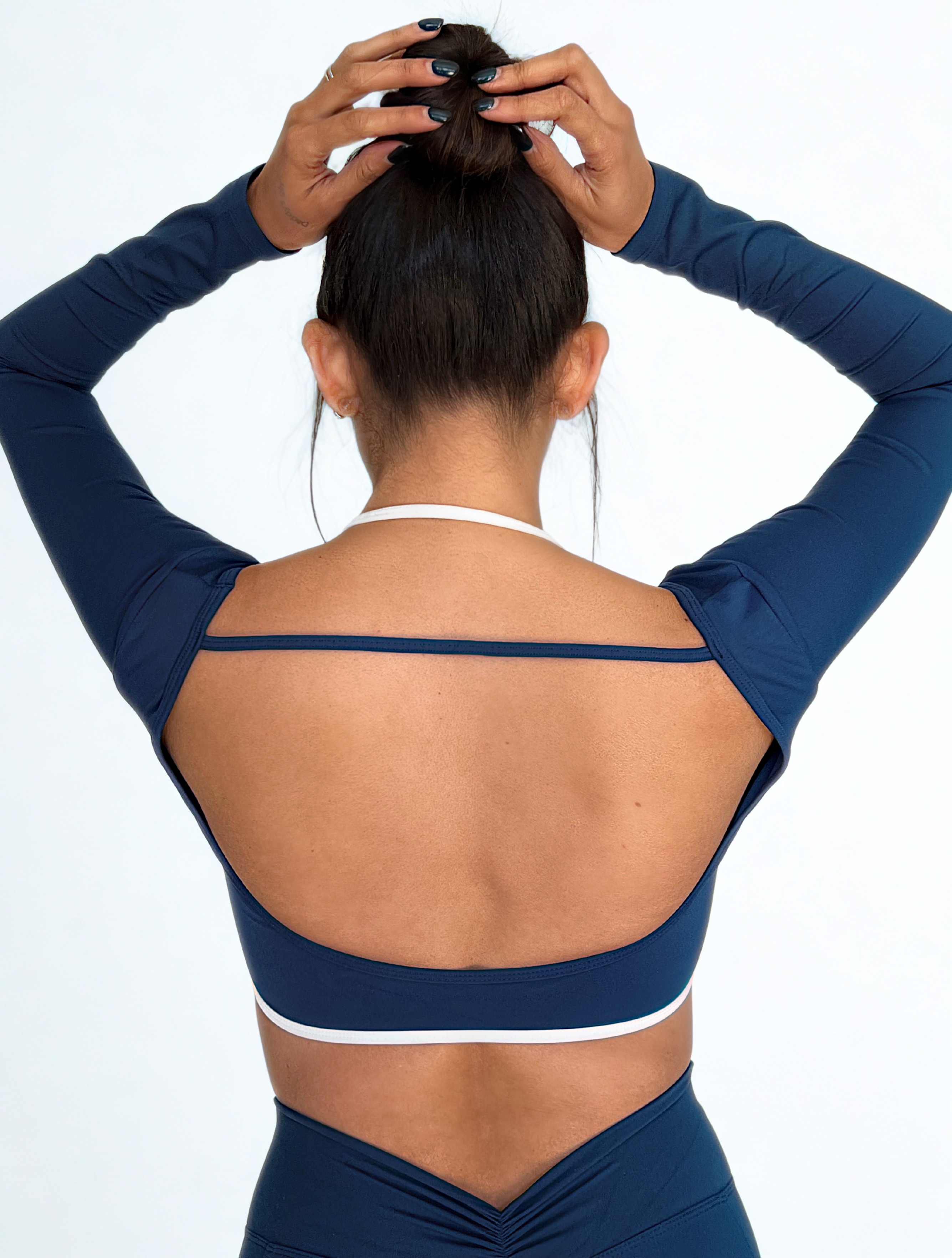 top deportivo azul marino para mujer con soporte medio, ideal para gimnasio