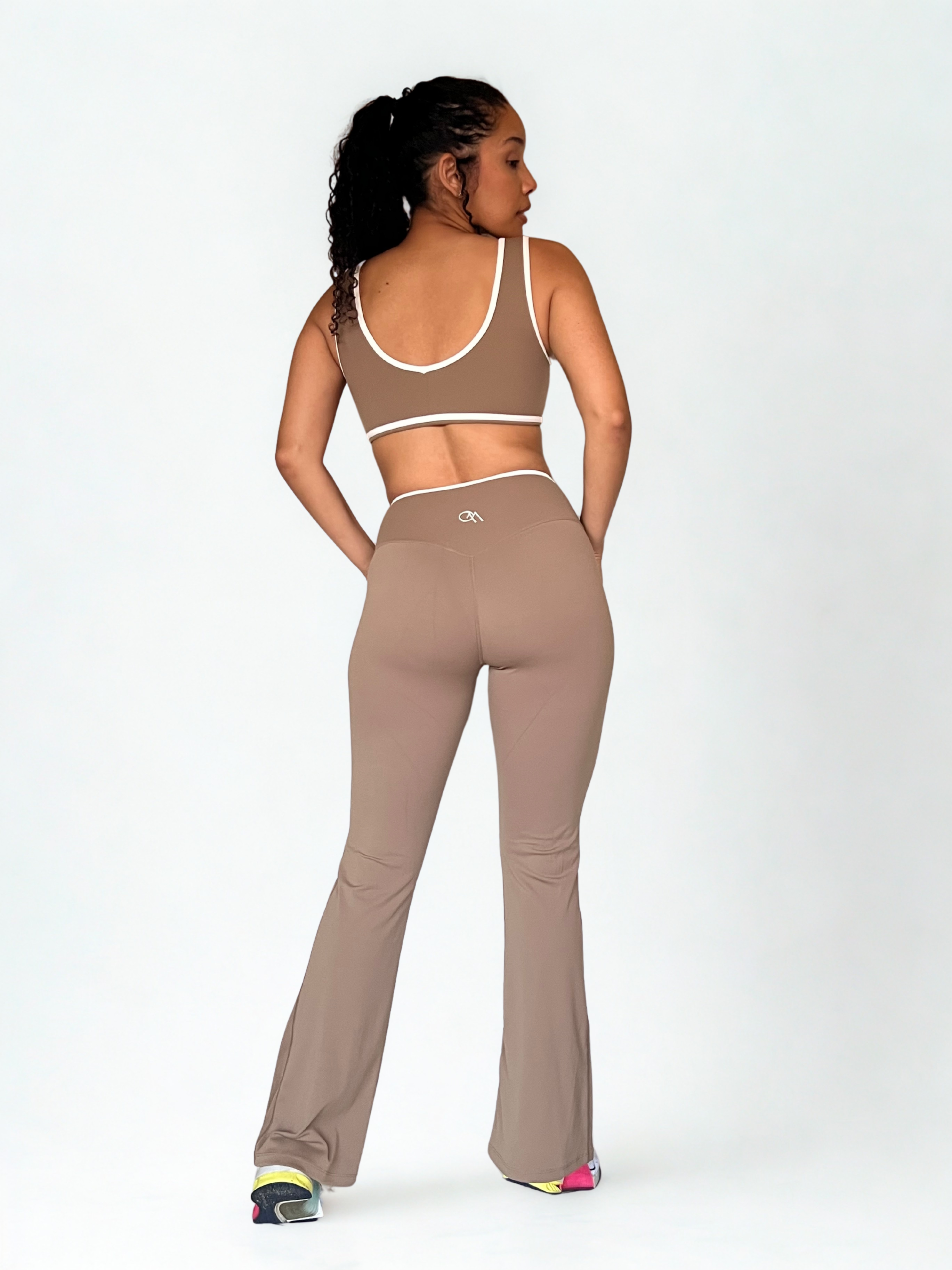 calza deportiva arena para mujer estilo bota ancha con control de abdomen y efecto scrunch, ideal para yoga o pilates