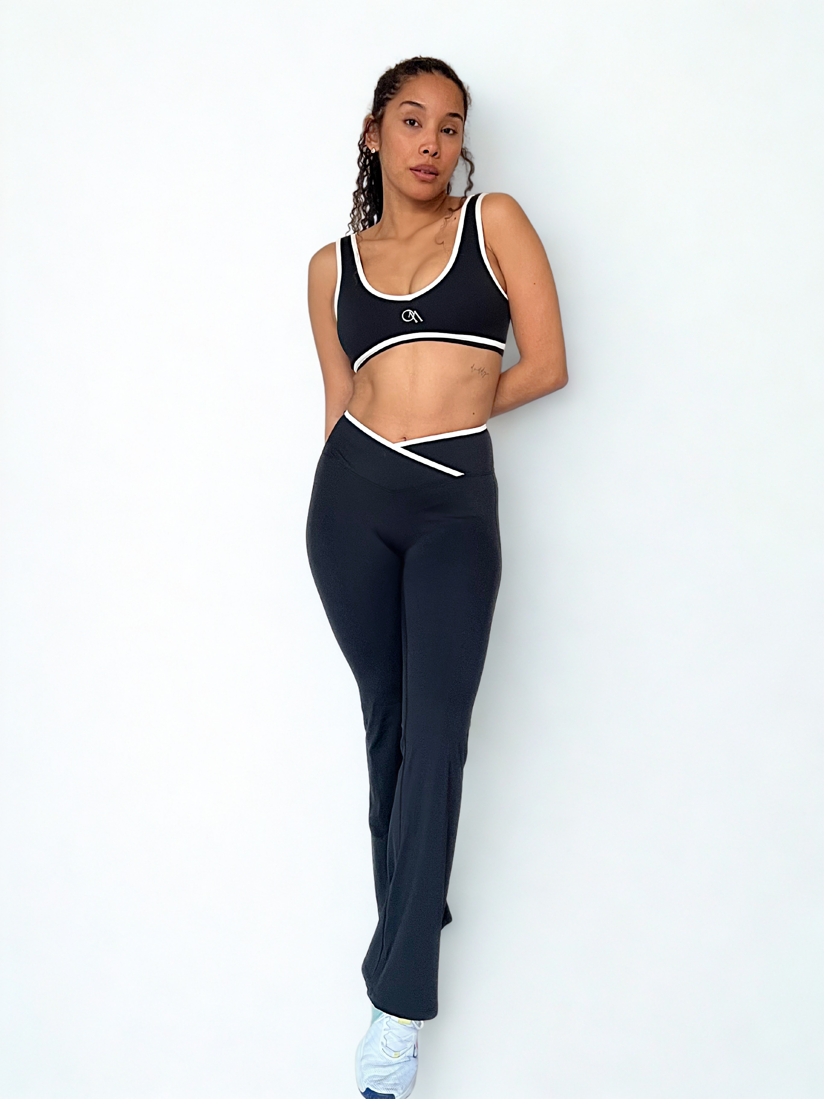 calza deportiva negra para mujer estilo bota ancha con control de abdomen y efecto scrunch, ideal para yoga o pilates