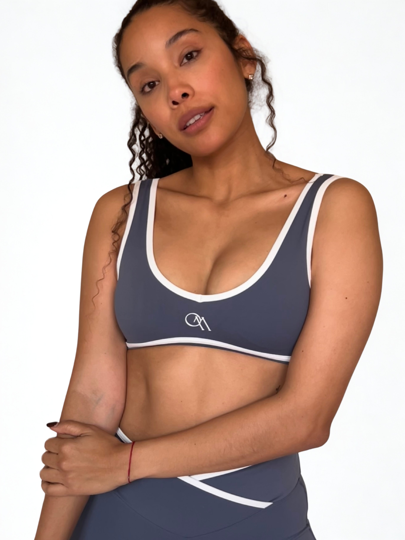 top deportivo azul para mujer con soporte medio, ideal para yoga y pilates