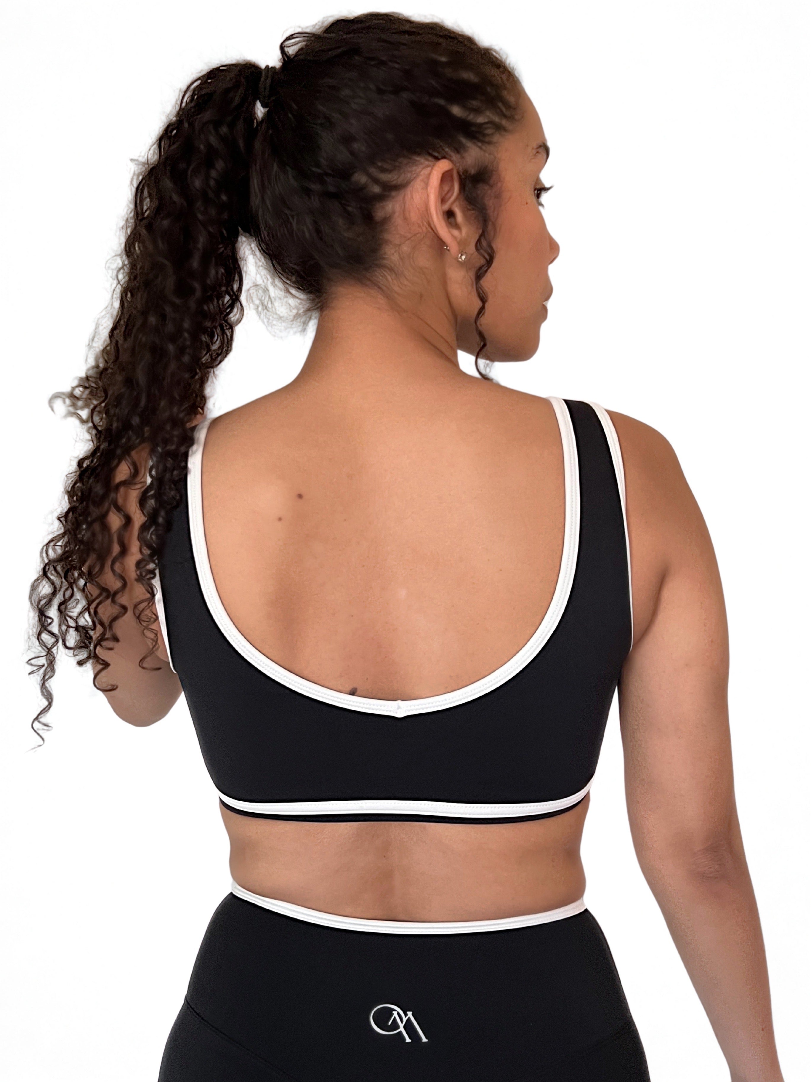 top deportivo negro para mujer con soporte medio, ideal para gimnasio