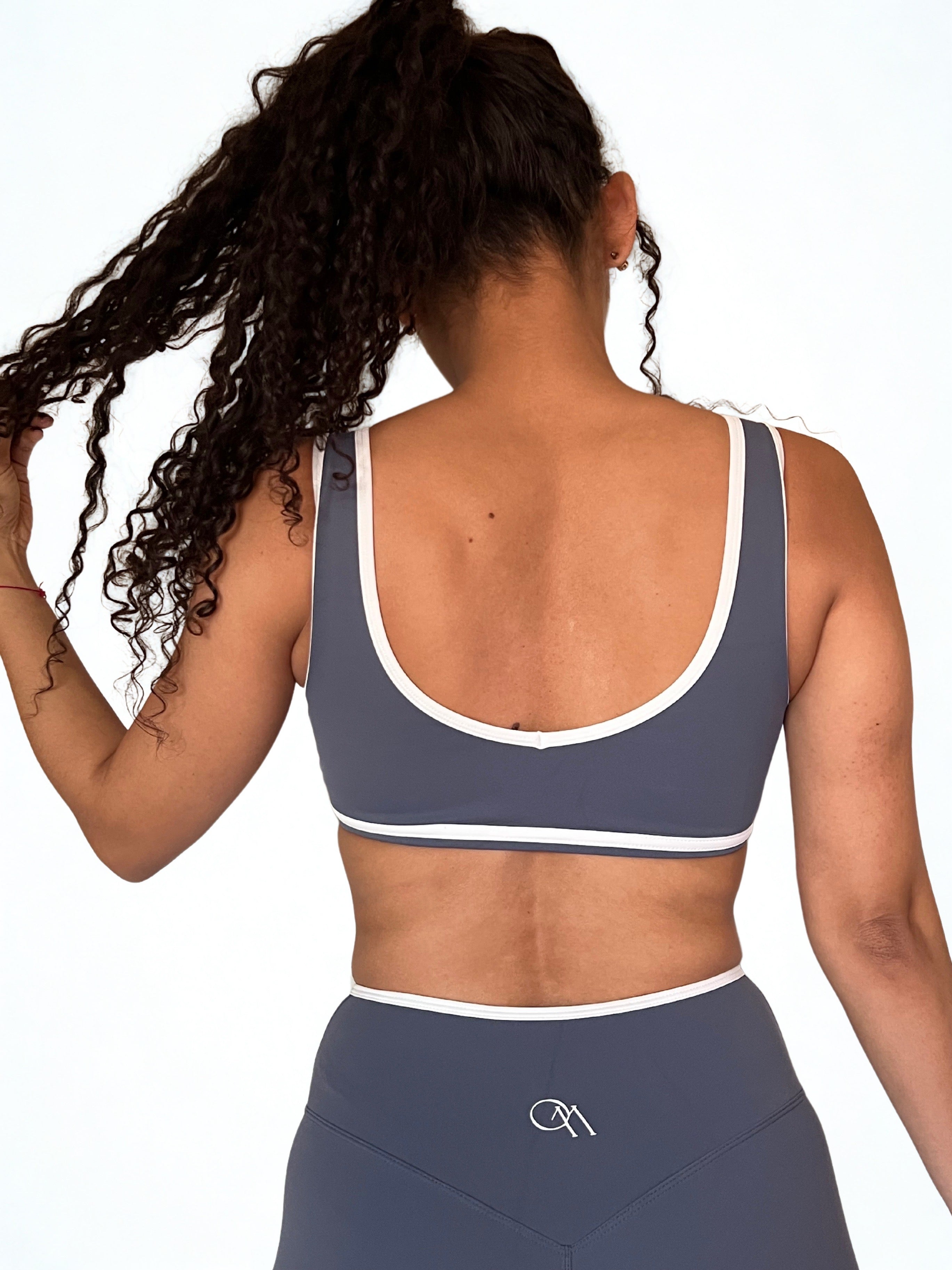 top deportivo azul para mujer con soporte medio, ideal para yoga y pilates