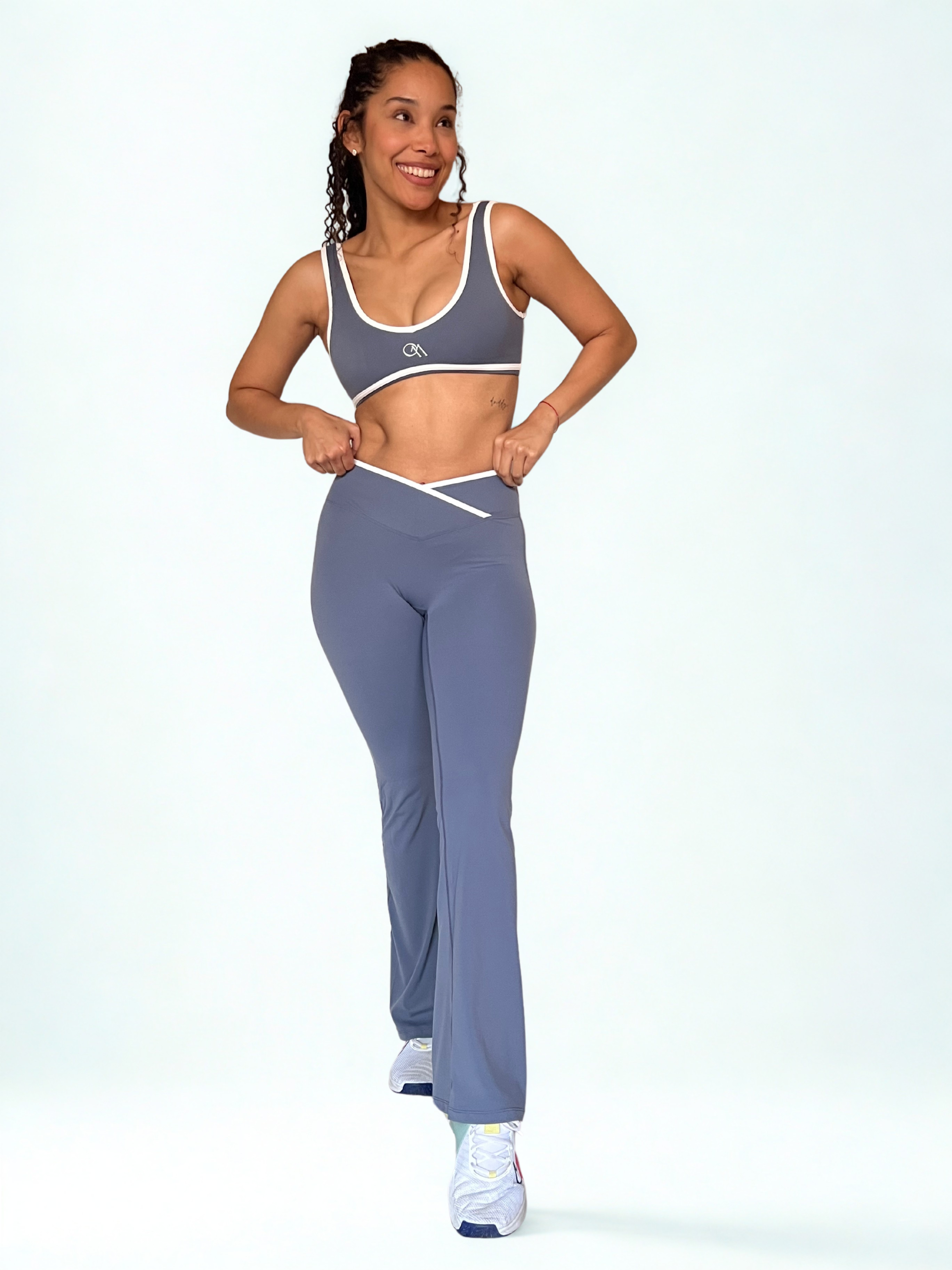 calza deportiva azul para mujer estilo bota ancha con control de abdomen y efecto scrunch, ideal para yoga o pilates