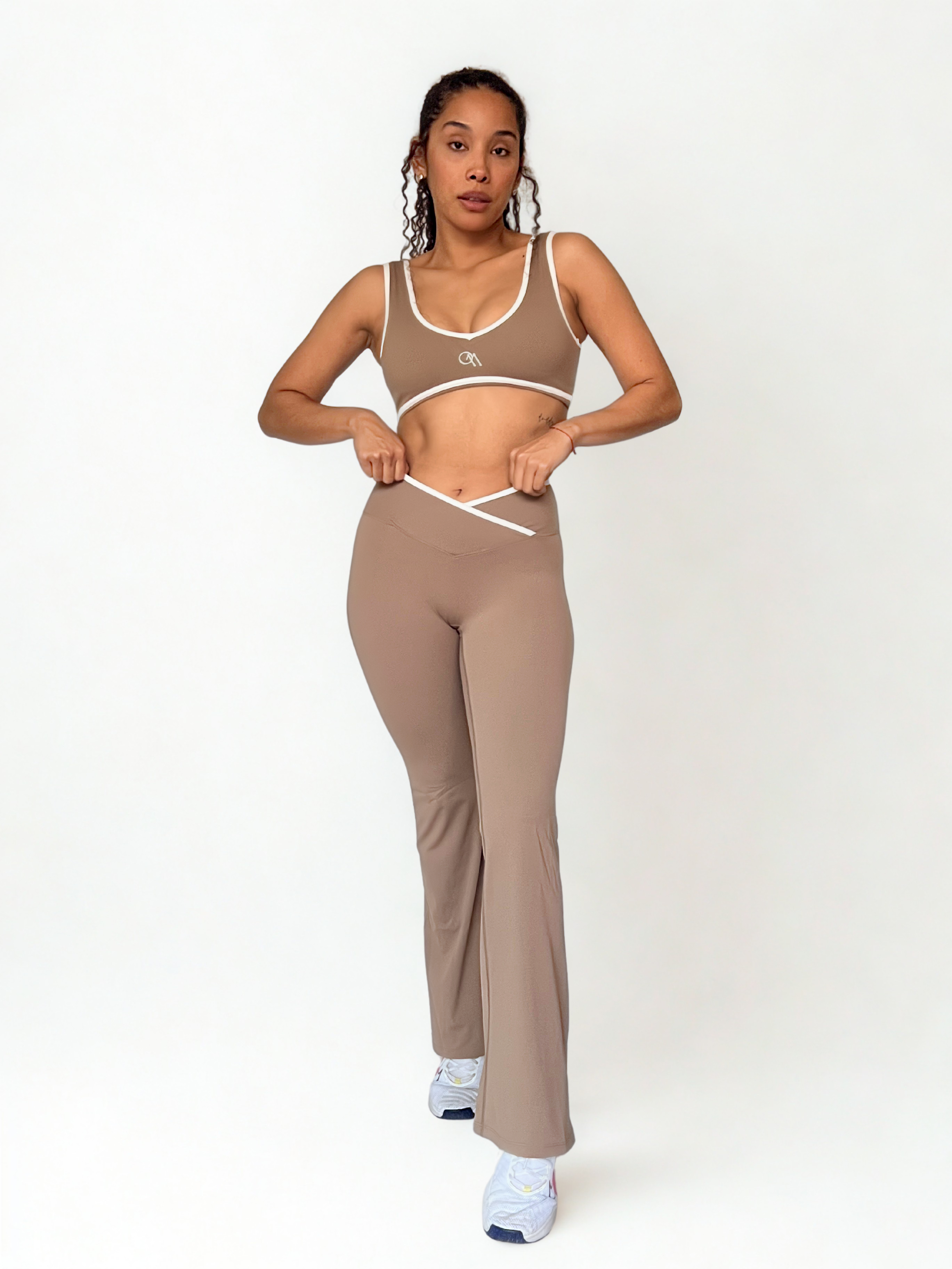 calza deportiva arena para mujer estilo bota ancha con control de abdomen y efecto scrunch, ideal para yoga o pilates