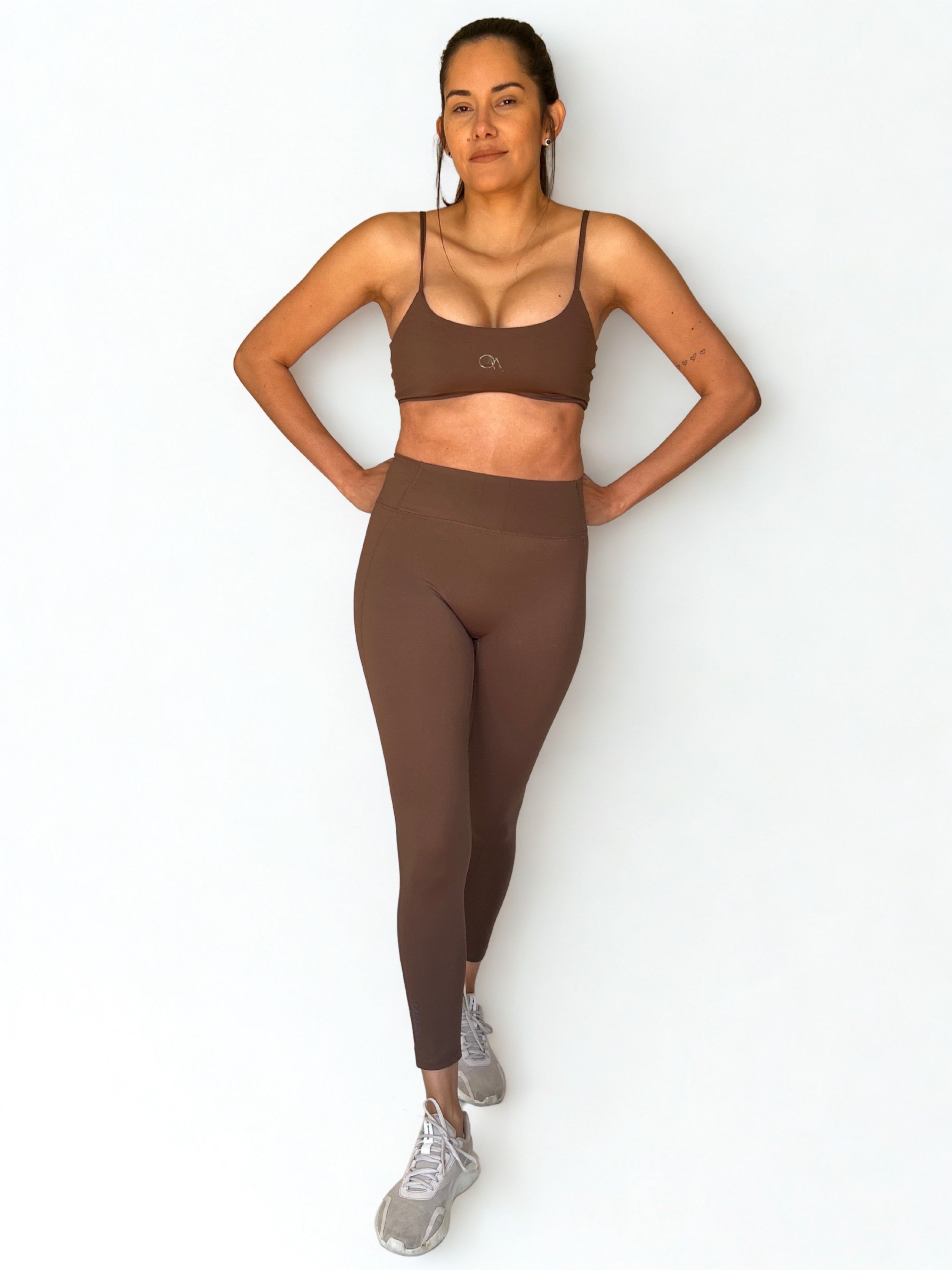 calza deportiva cafe para mujer con control de abdomen, ideal para entrenamiento