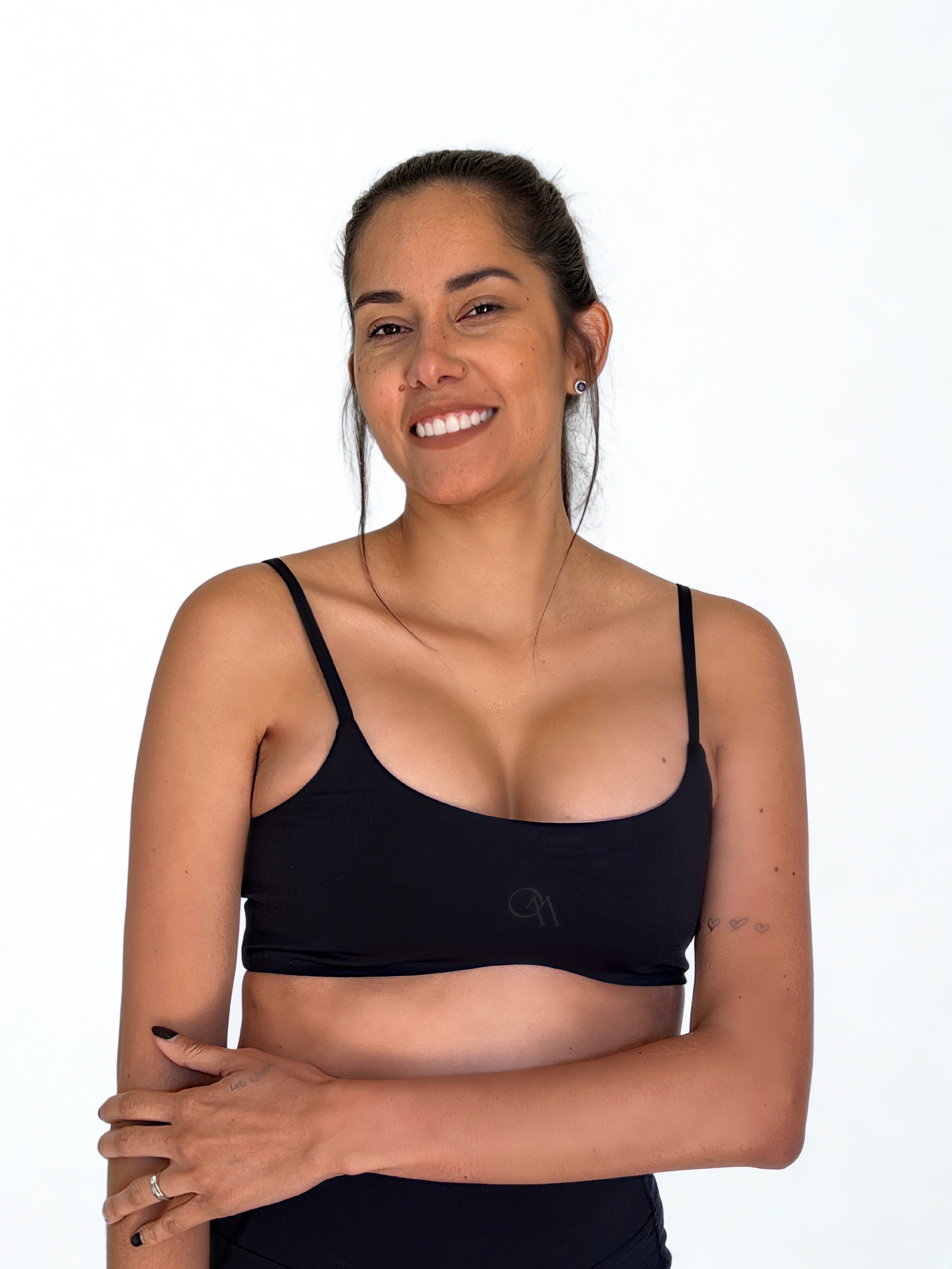 top deportivo negro para mujer con soporte medio, ideal para gimnasio