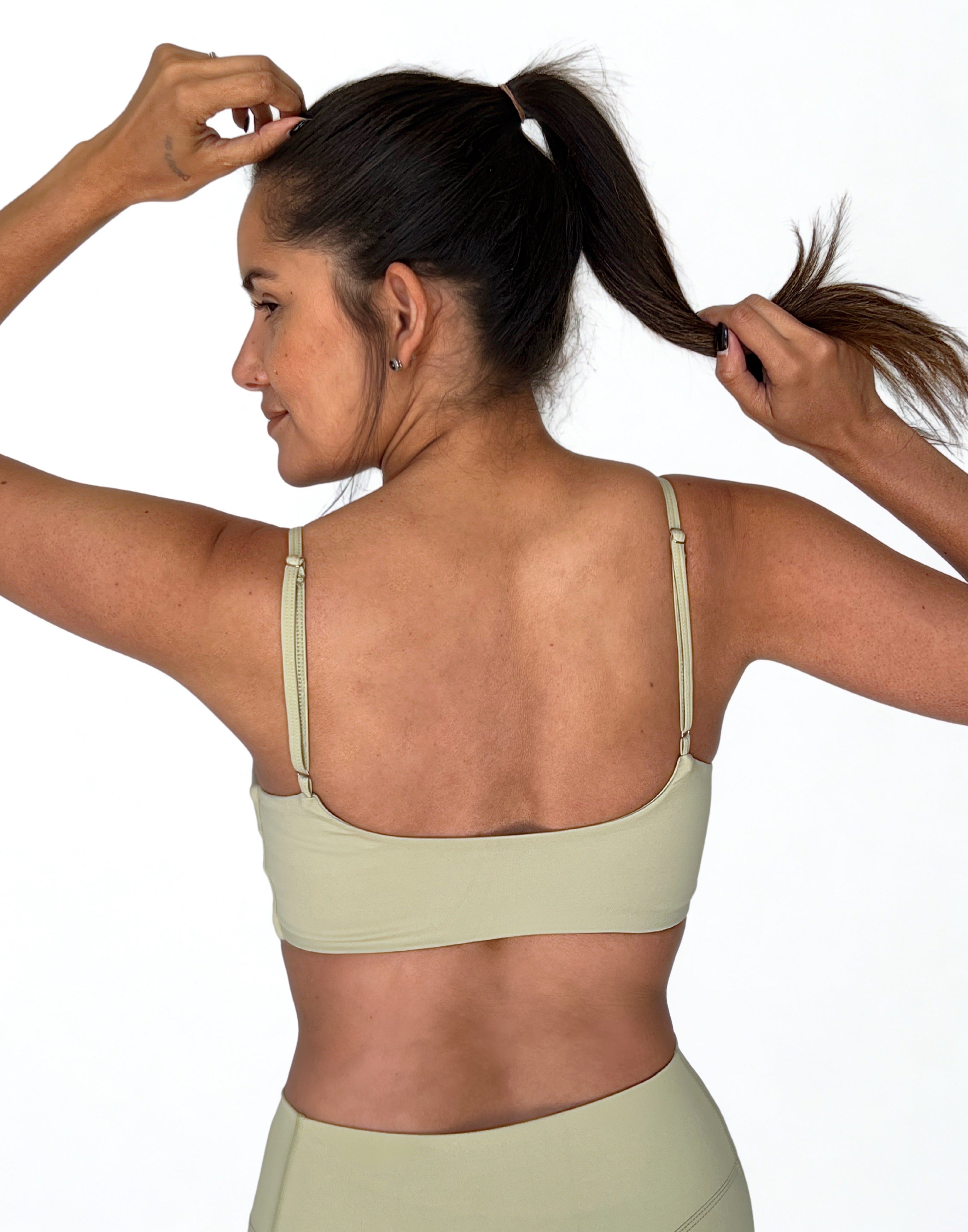 top deportivo verde pistacho para mujer con soporte medio, ideal para gimnasio