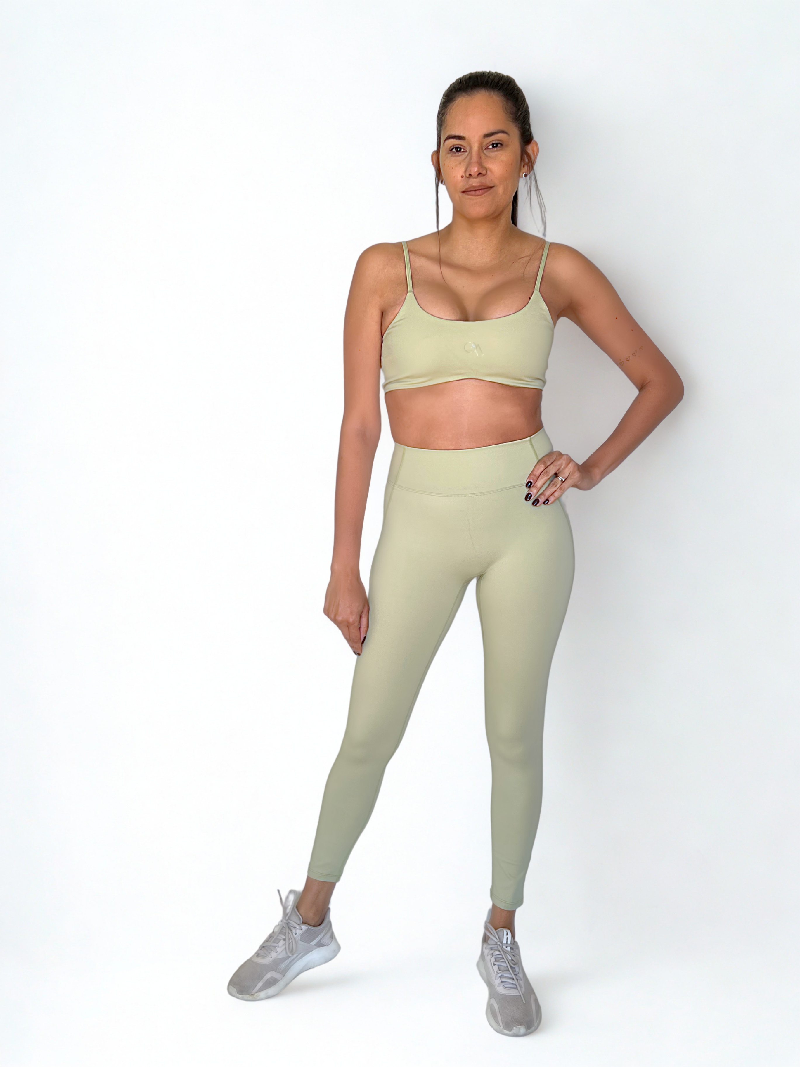 calza deportiva verde pistacho para mujer con control de abdomen, ideal para entrenamiento