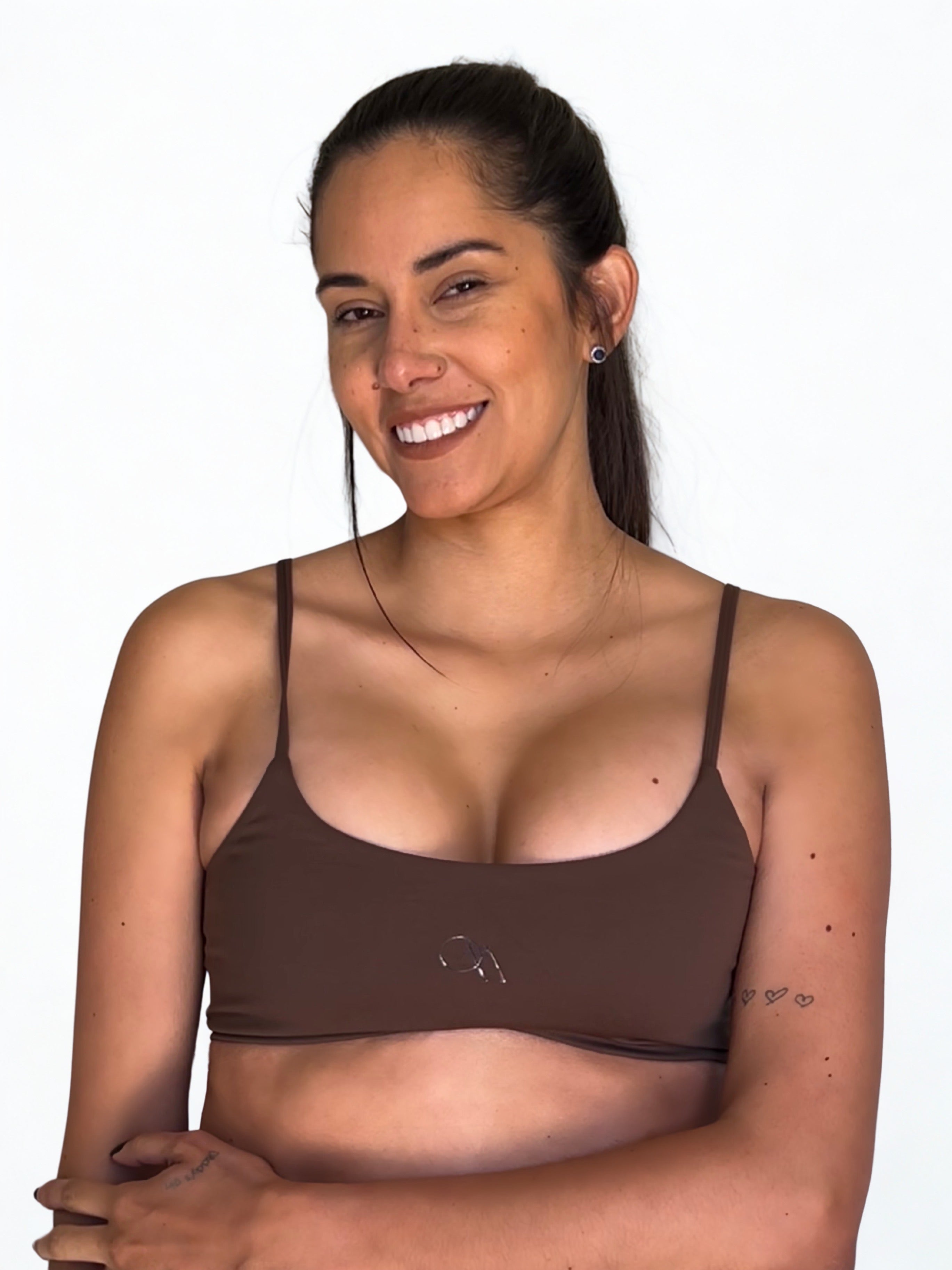 top deportivo cafe para mujer con soporte medio, ideal para gimnasio