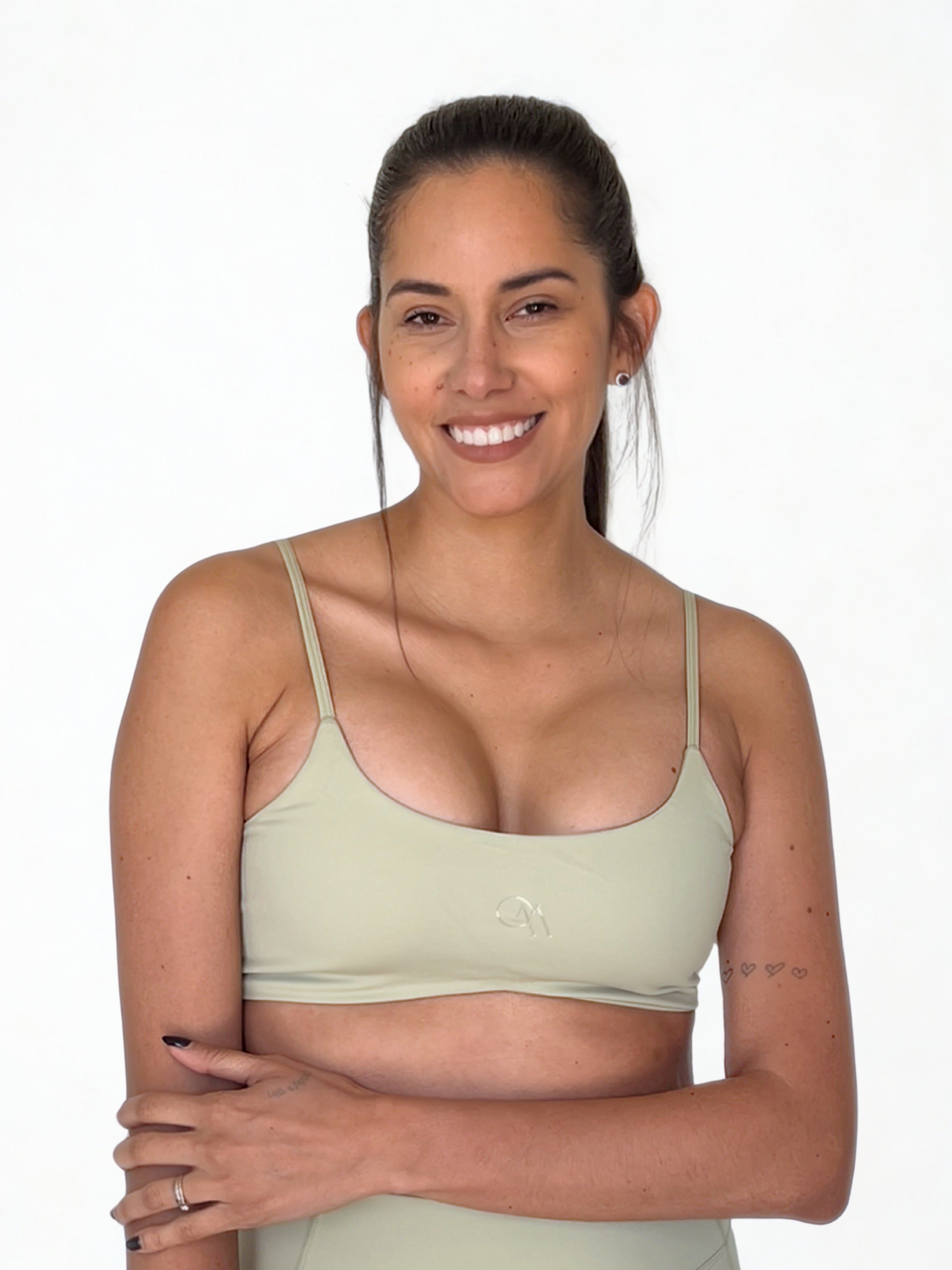 top deportivo verde pistacho para mujer con soporte medio, ideal para gimnasio