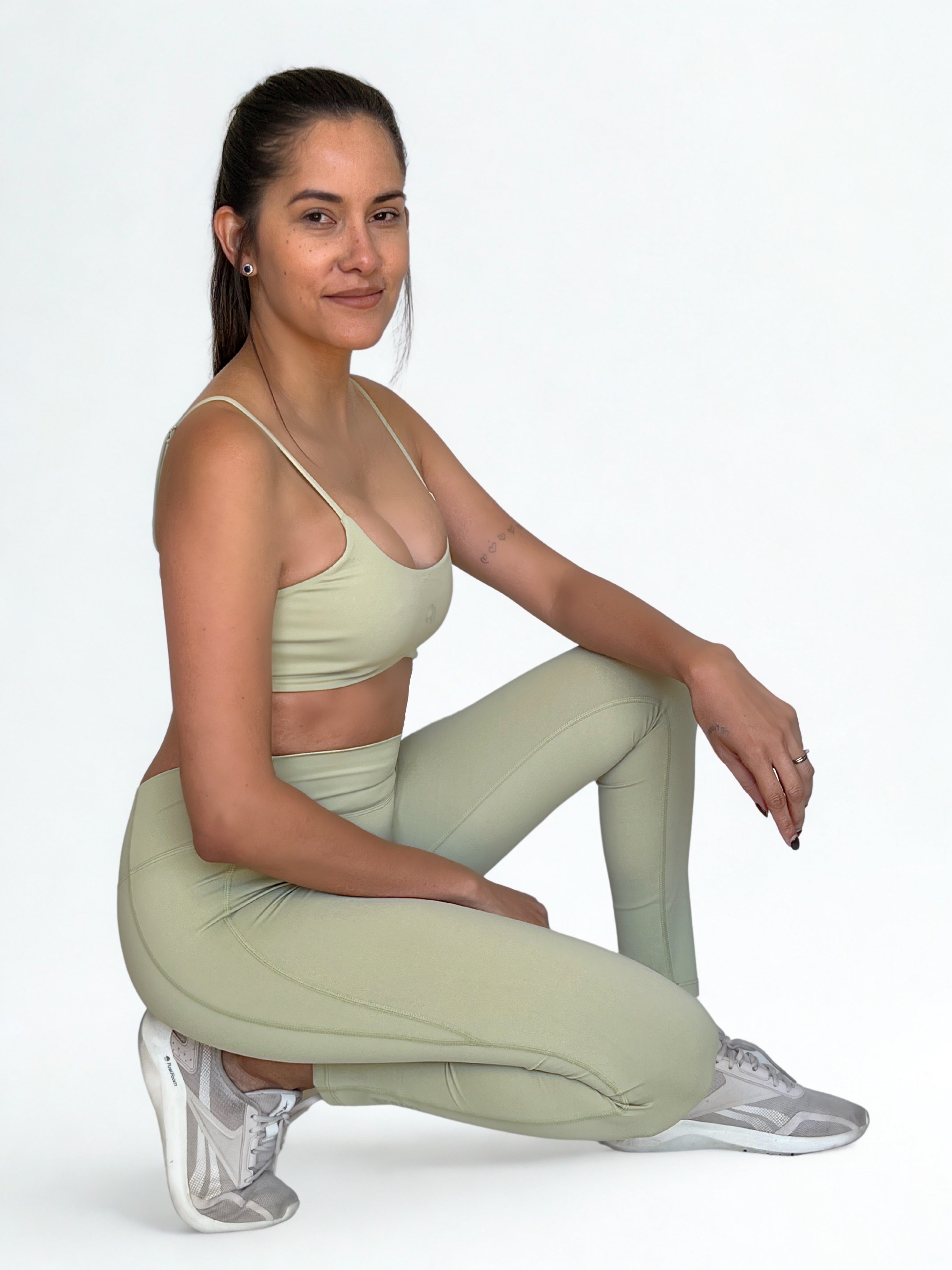 calza deportiva verde pistacho para mujer con control de abdomen, ideal para entrenamiento