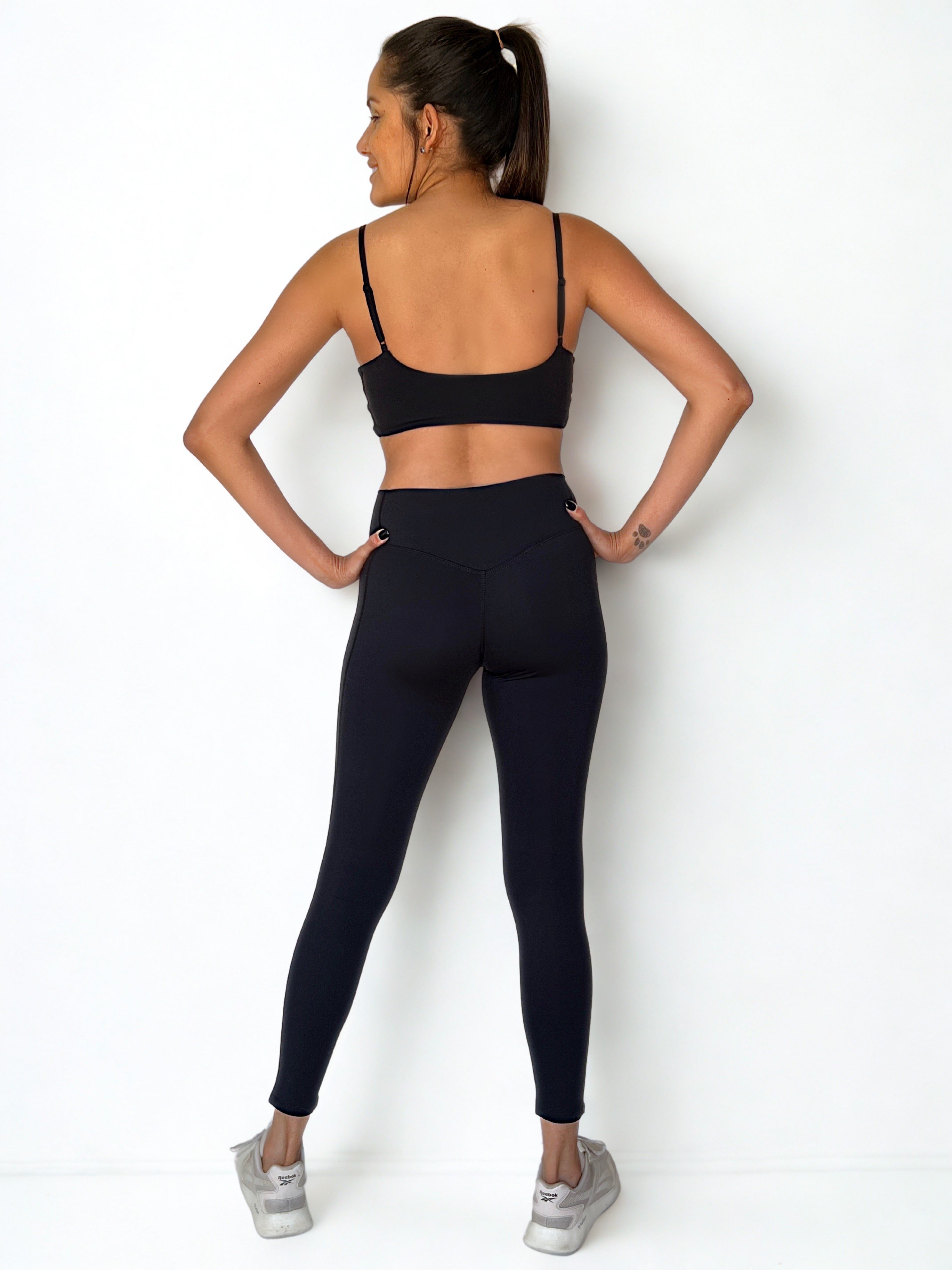 top deportivo negro para mujer con soporte medio, ideal para gimnasio