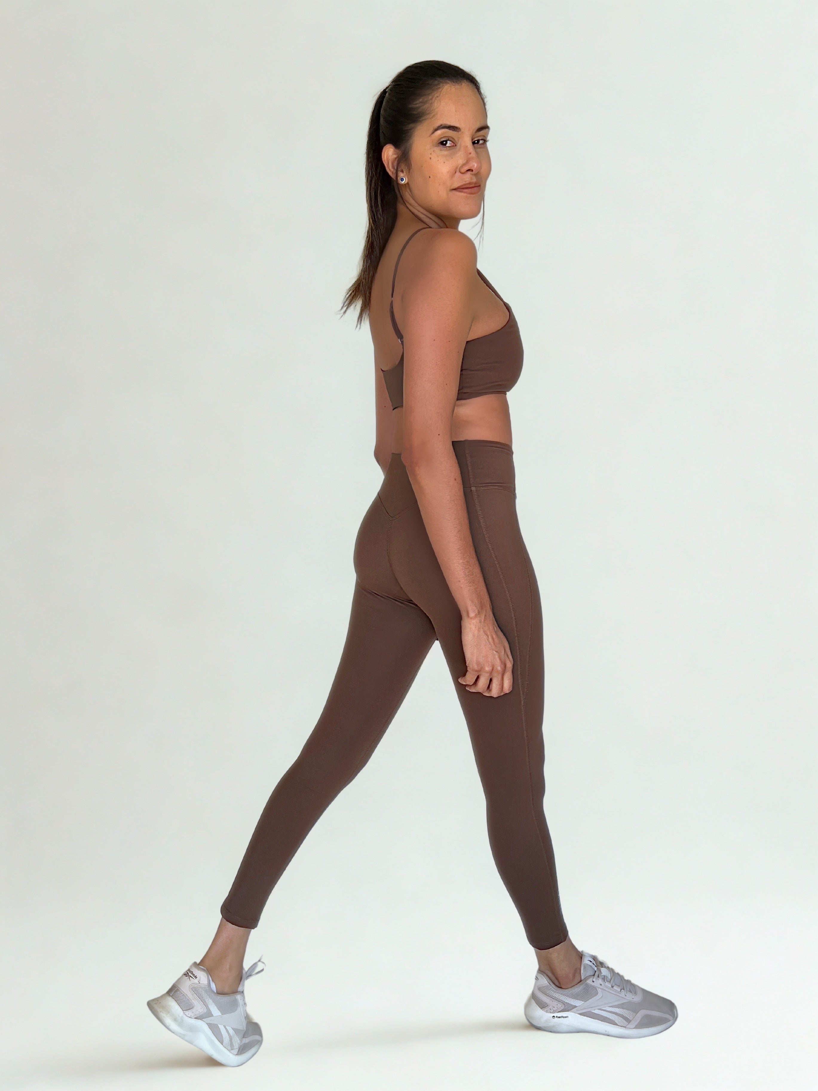 calza deportiva cafe para mujer con control de abdomen, ideal para entrenamiento