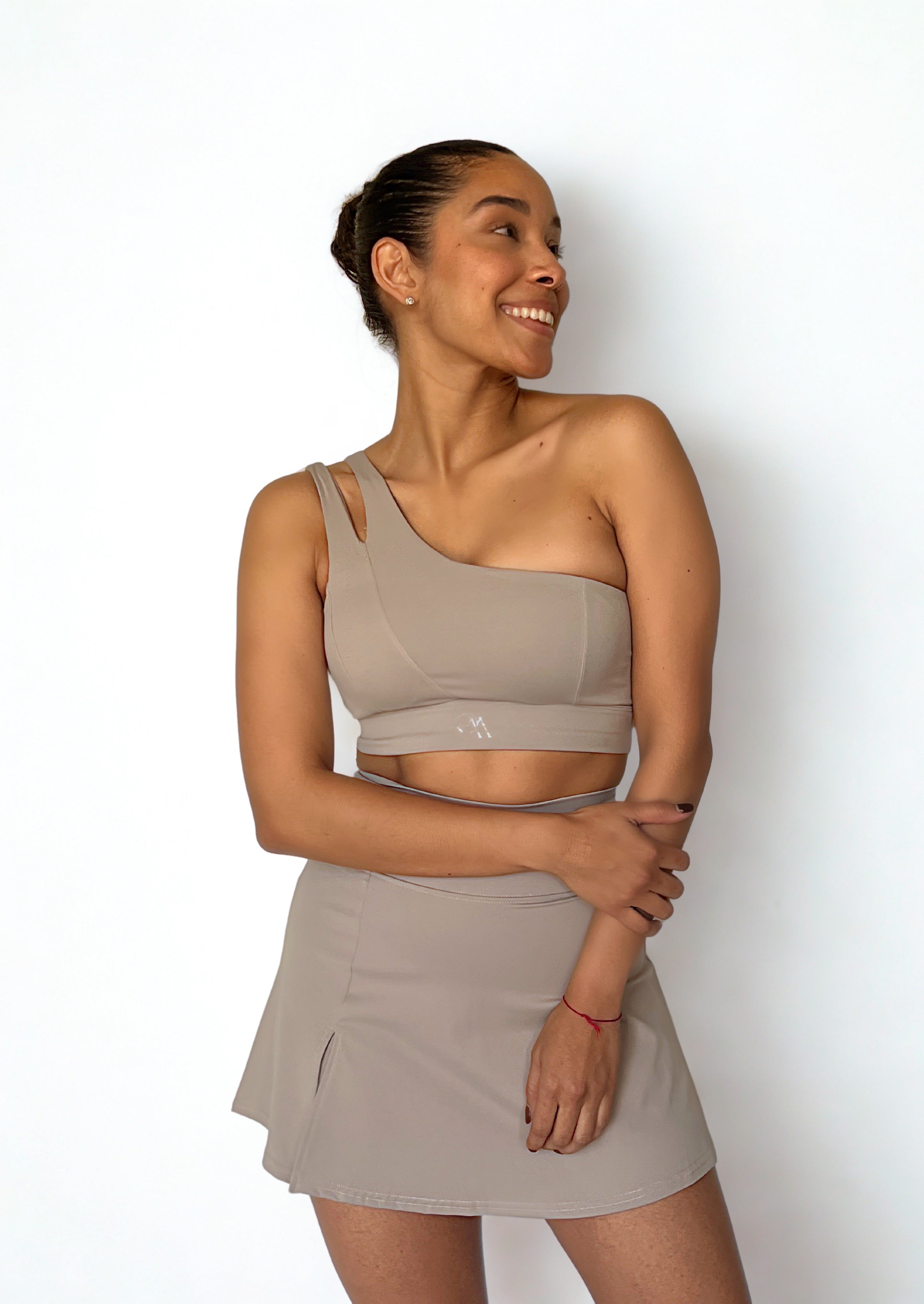 crop top deportivo cafe para mujer de mangas largas estilo oversize, ideal para entrenamiento