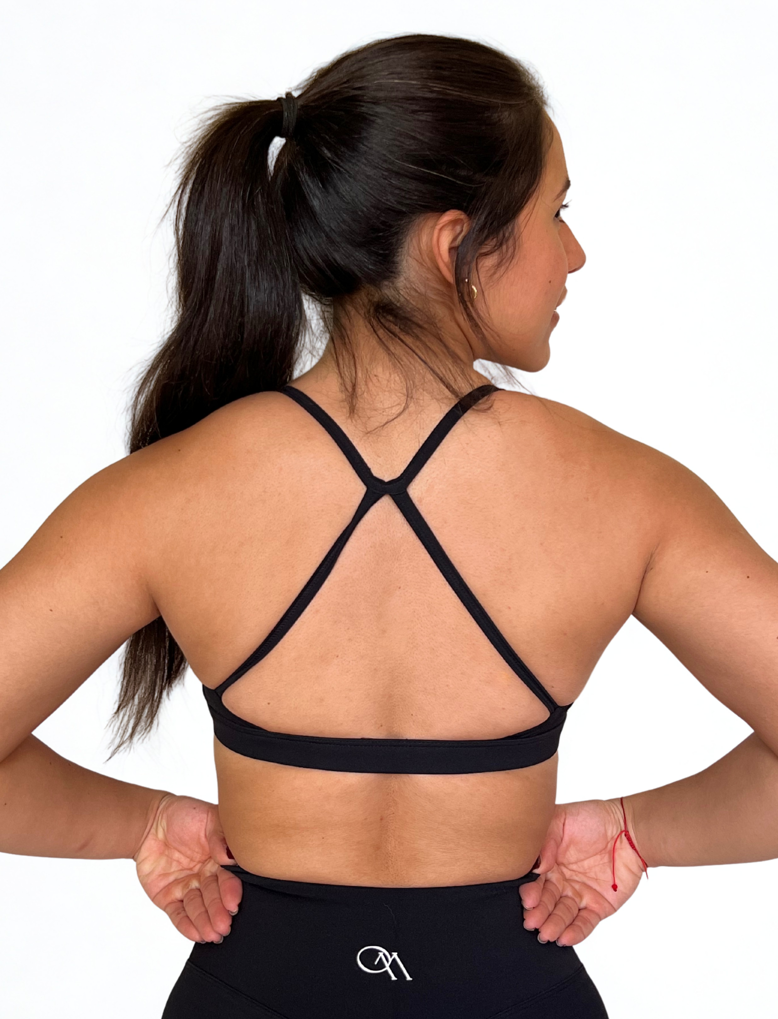 top deportivo negro para mujer con soporte medio, ideal para gimnasio