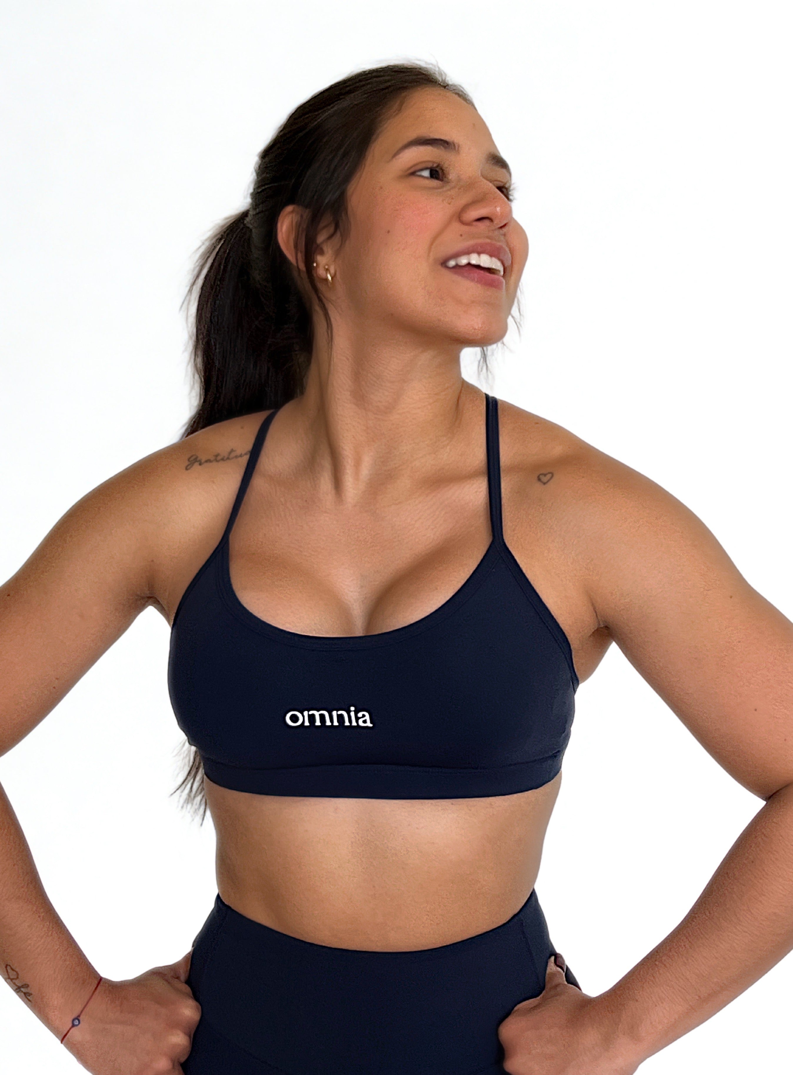 top deportivo azul marino para mujer con soporte medio, ideal para yoga y pilates