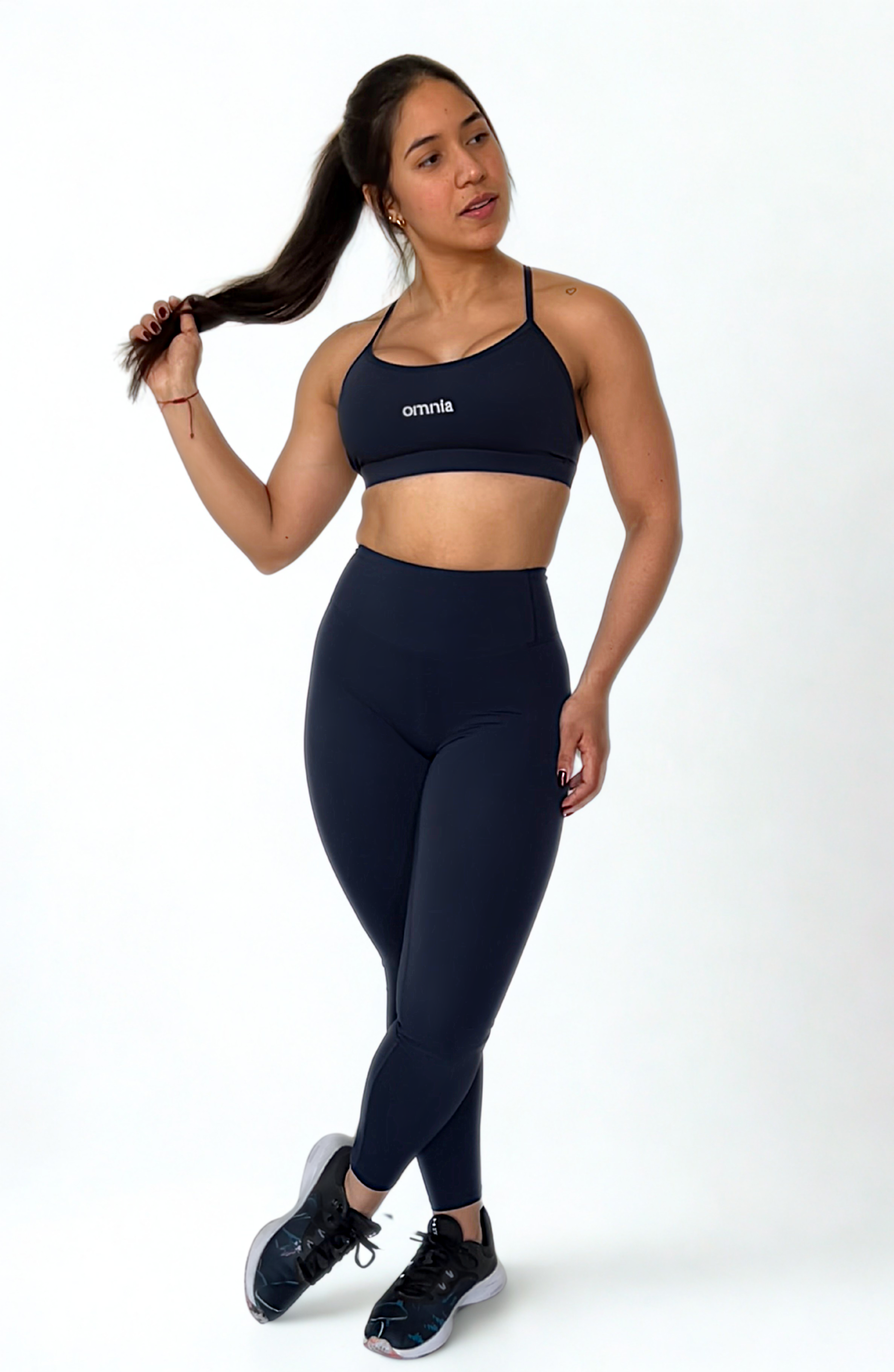 top deportivo azul marino para mujer con soporte medio, ideal para yoga y pilates