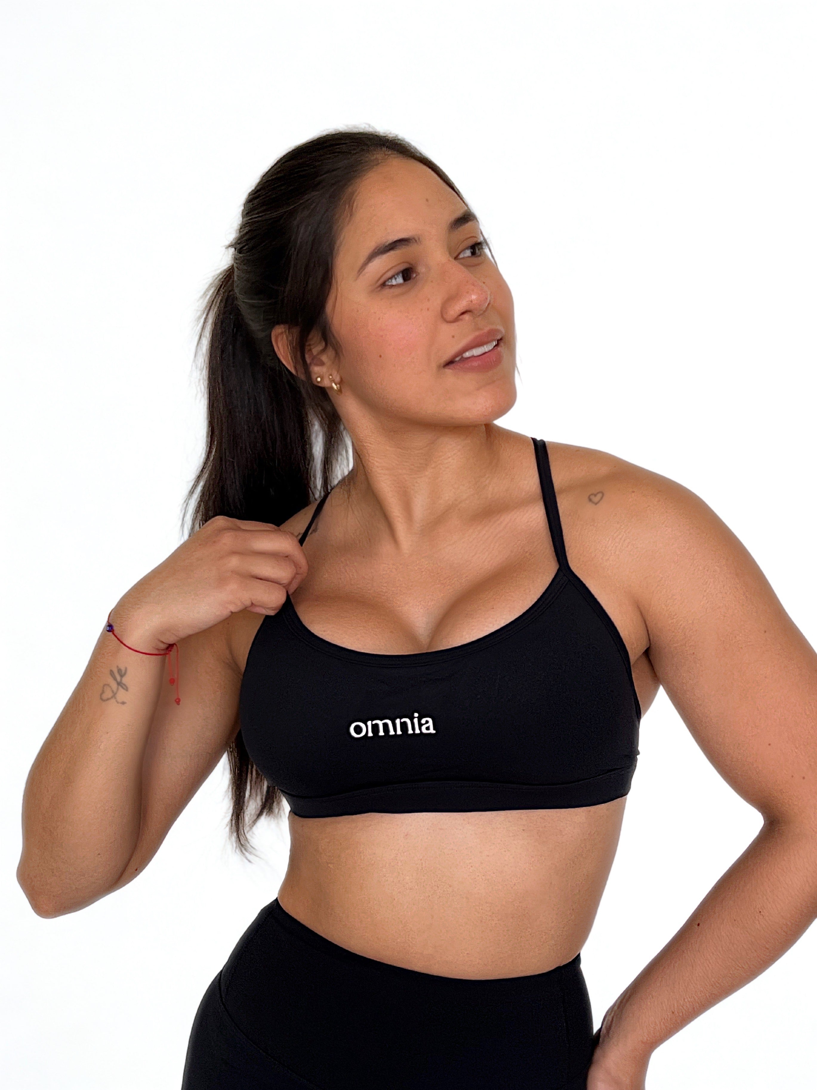 top deportivo negro para mujer con soporte medio, ideal para gimnasio