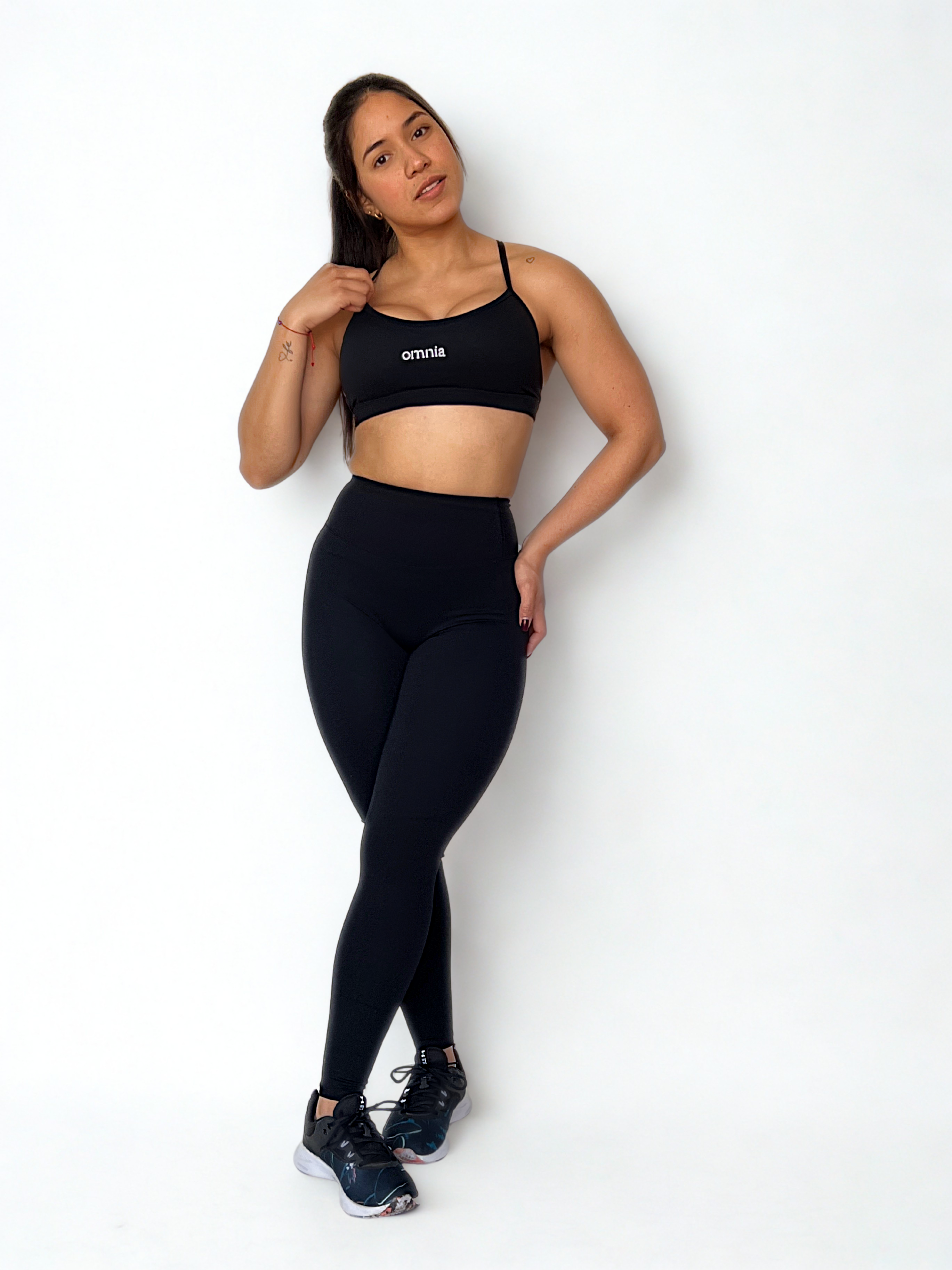 Calza deportiva negra para mujer con control de abdomen, ideal para entrenamiento