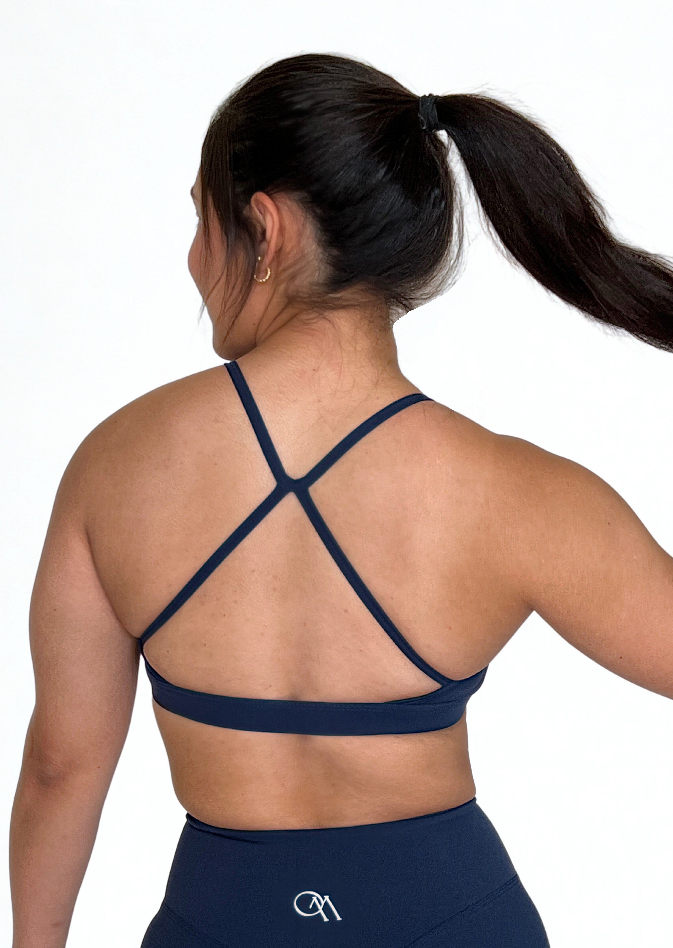 top deportivo azul marino para mujer con soporte medio, ideal para yoga y pilates