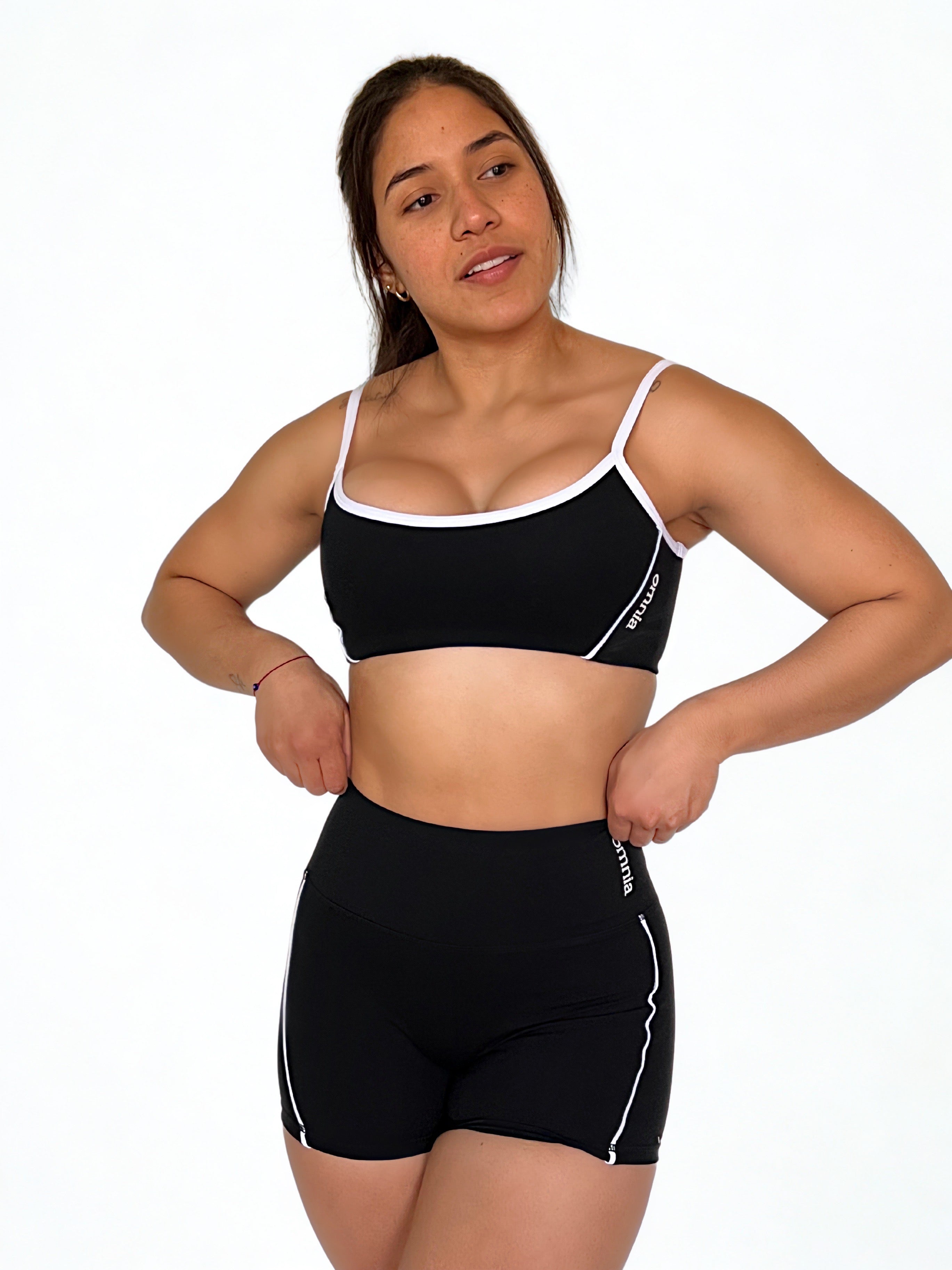 calza deportiva negra para mujer con control de abdomen, ideal para entrenamiento