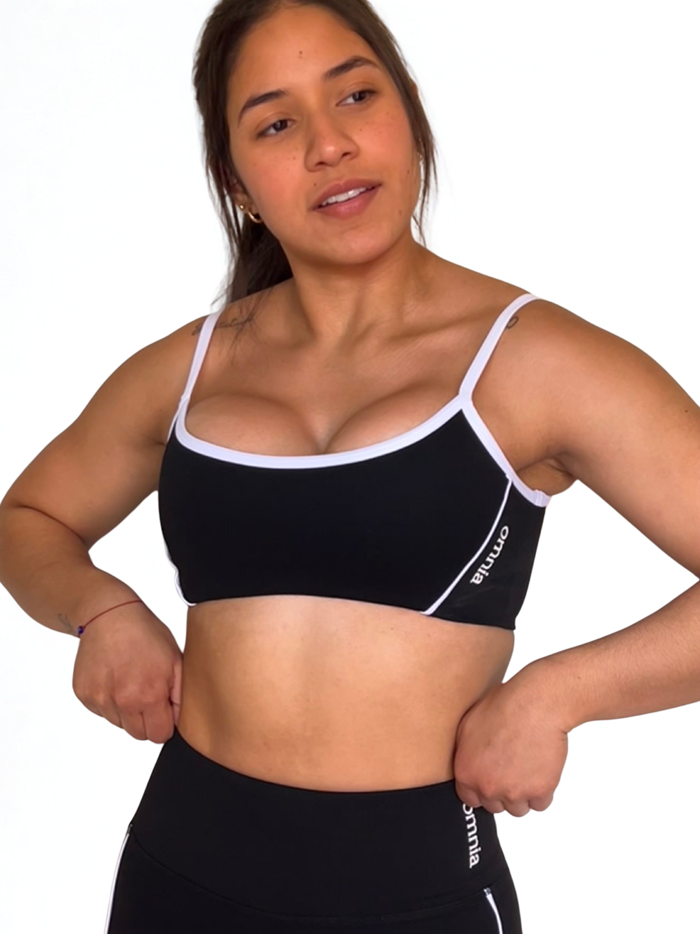 top deportivo negro para mujer con soporte medio, ideal para gimnasio