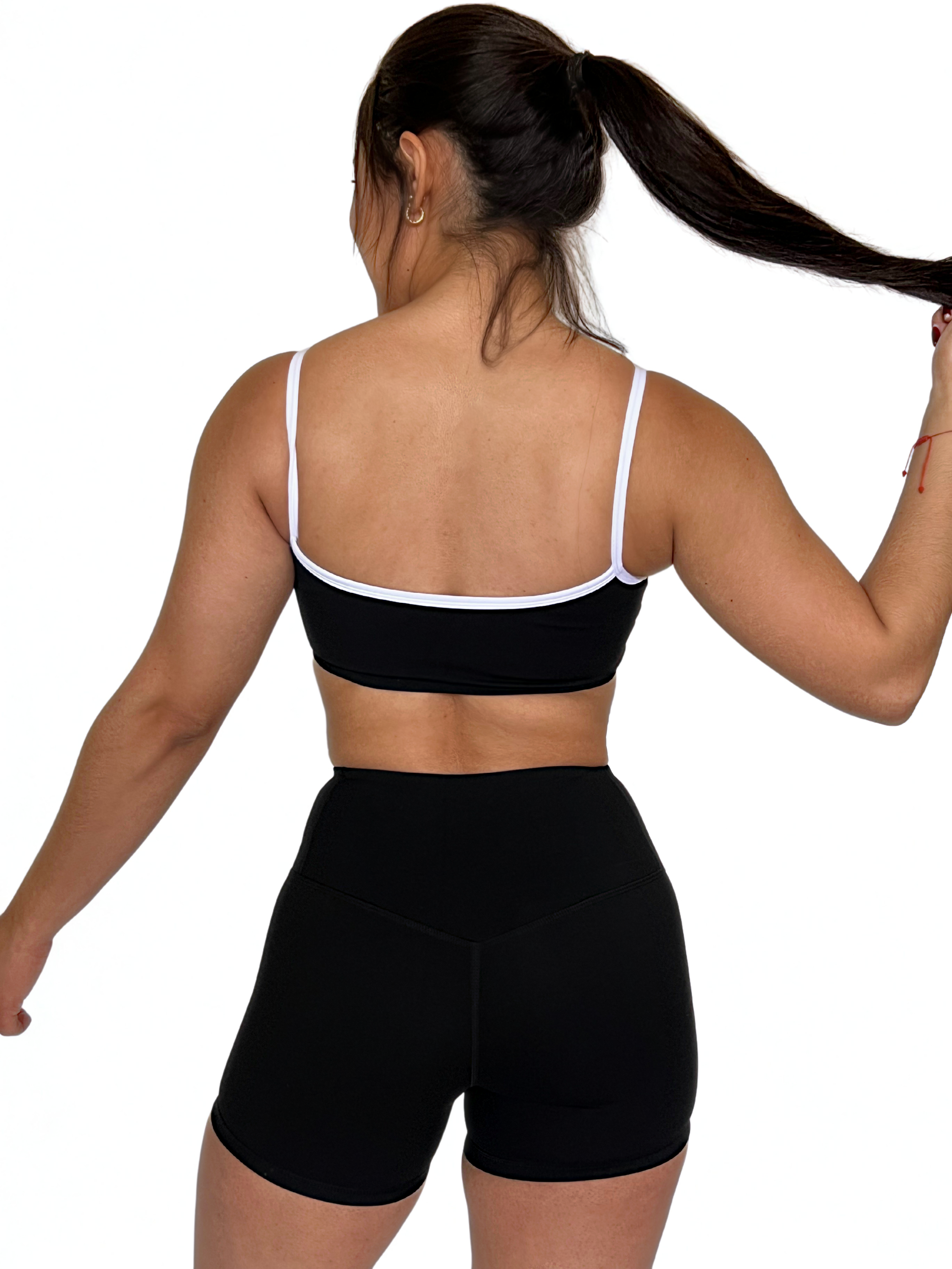 top deportivo negro para mujer con soporte medio, ideal para gimnasio