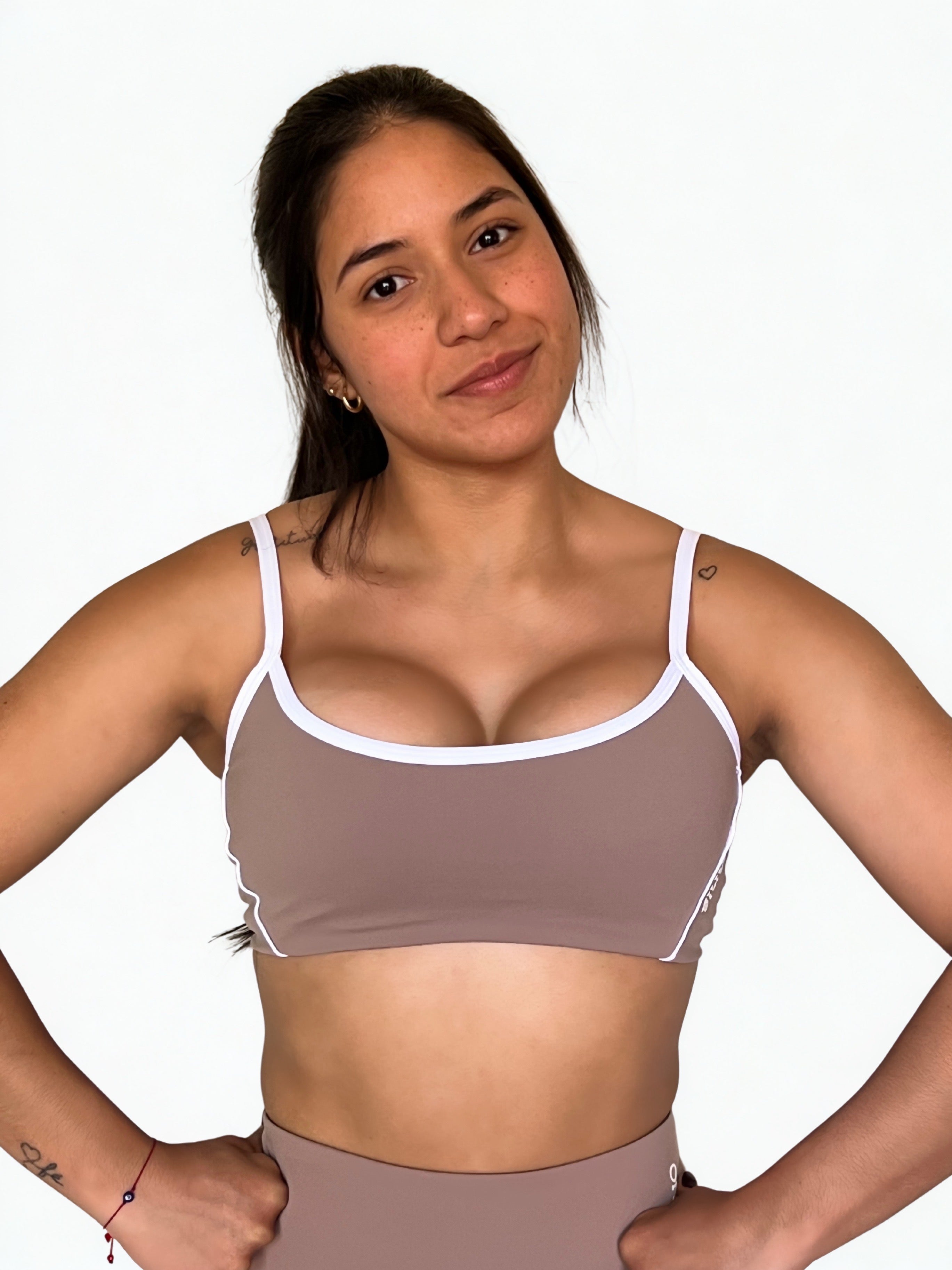 top deportivo arena para mujer con soporte medio, ideal para yoga y pilates