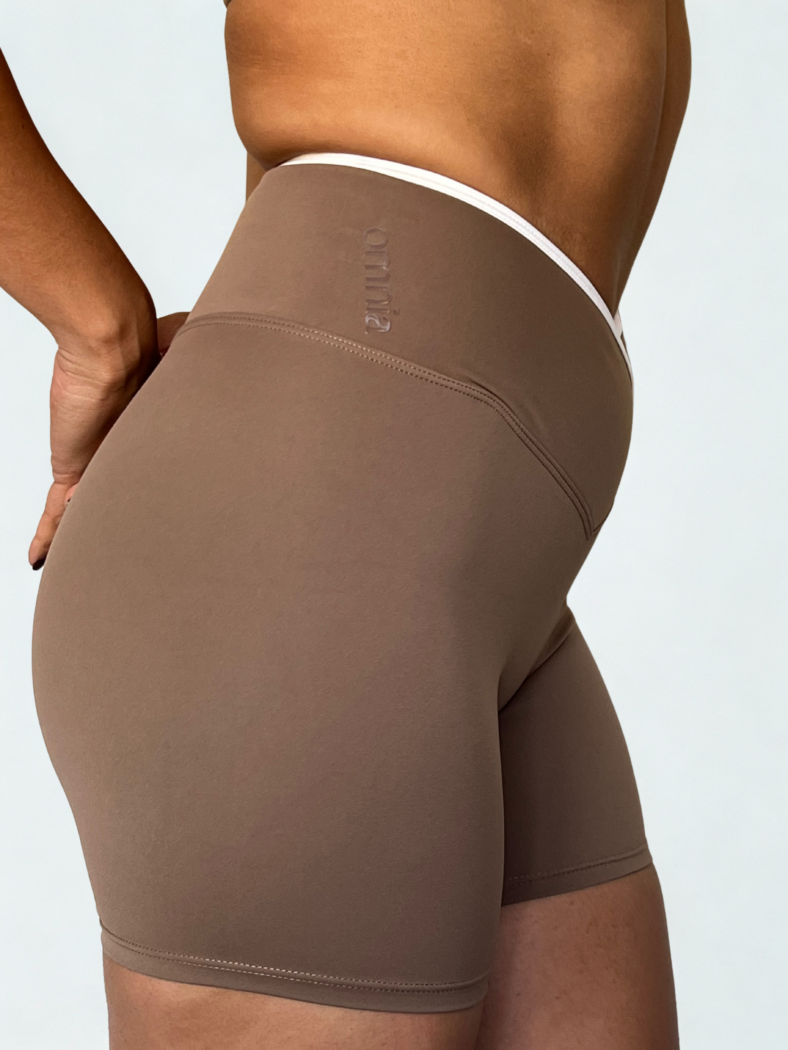 calza deportiva cafe para mujer con control de abdomen, ideal para entrenamiento