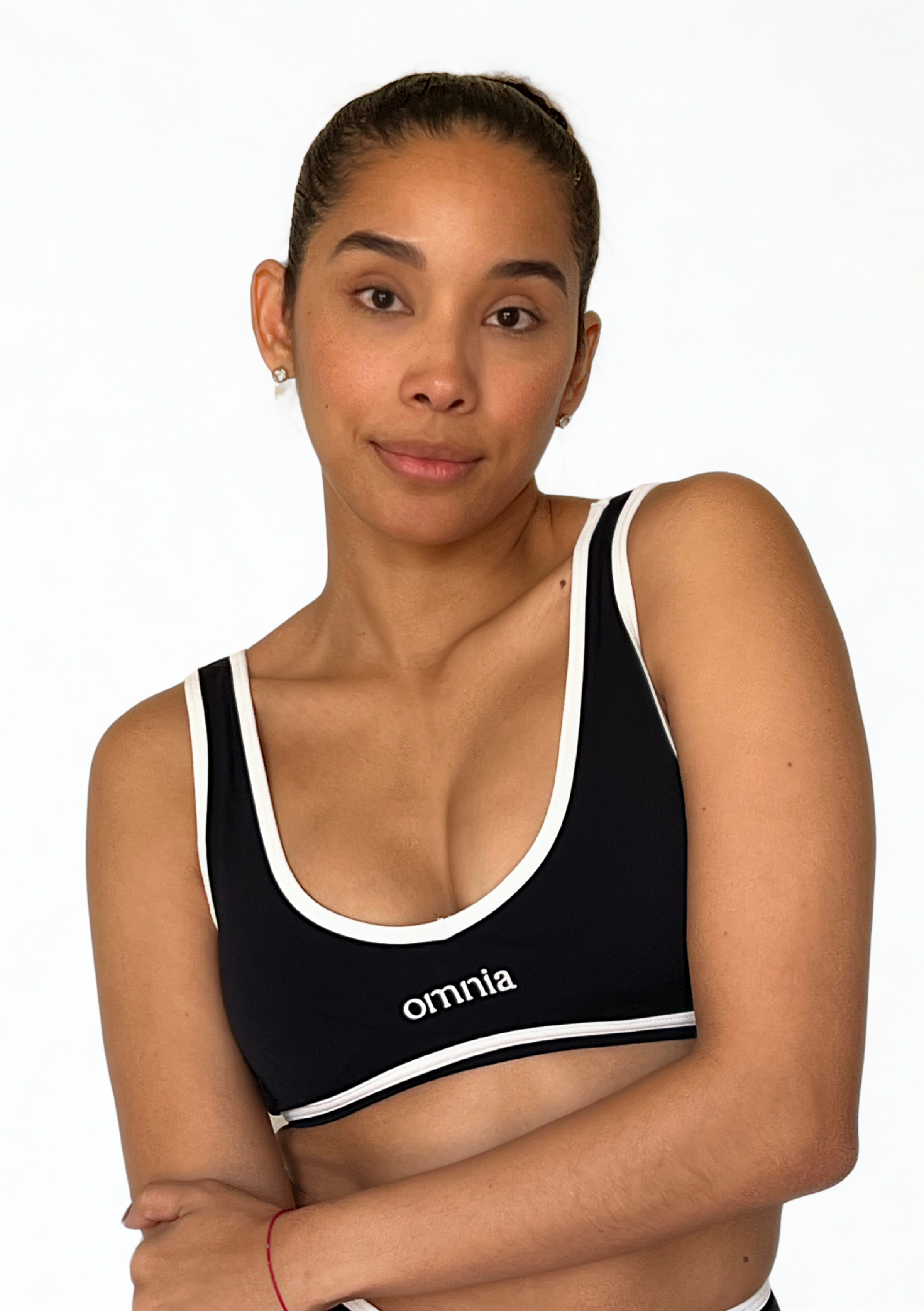 top deportivo negro para mujer con soporte medio, ideal para gimnasio