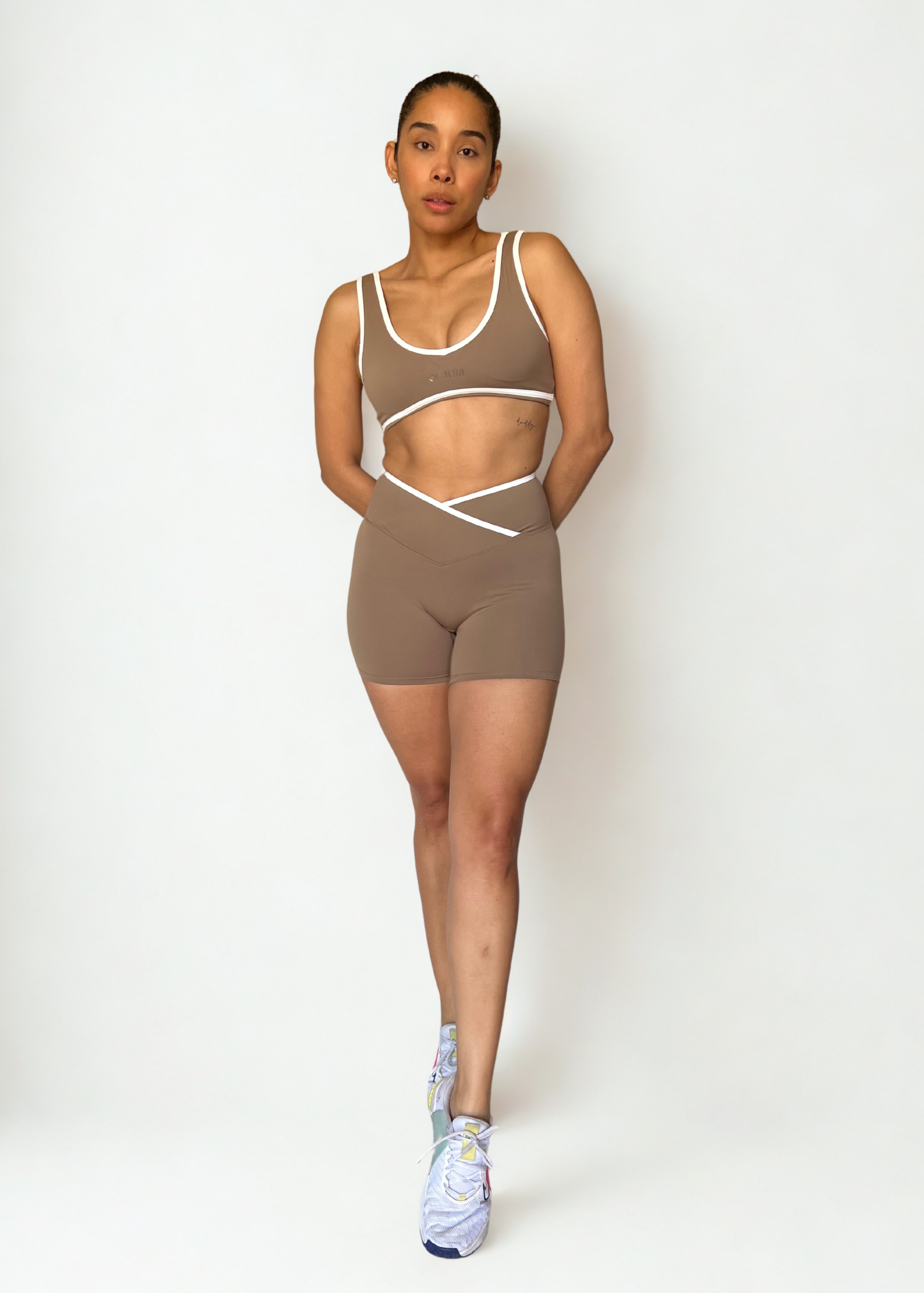calza deportiva cafe para mujer con control de abdomen, ideal para entrenamiento