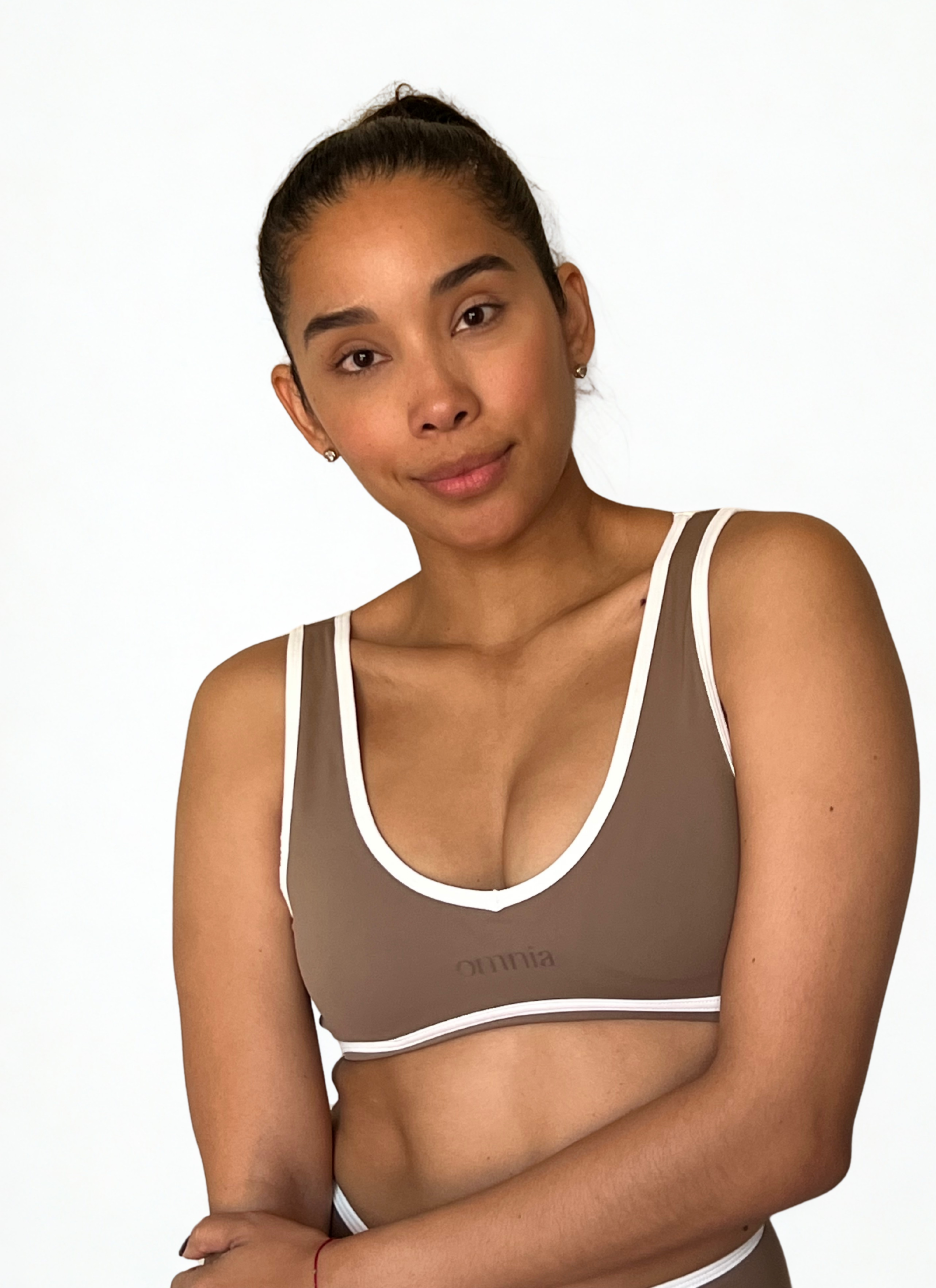 top deportivo cafe para mujer con soporte medio, ideal para gimnasio