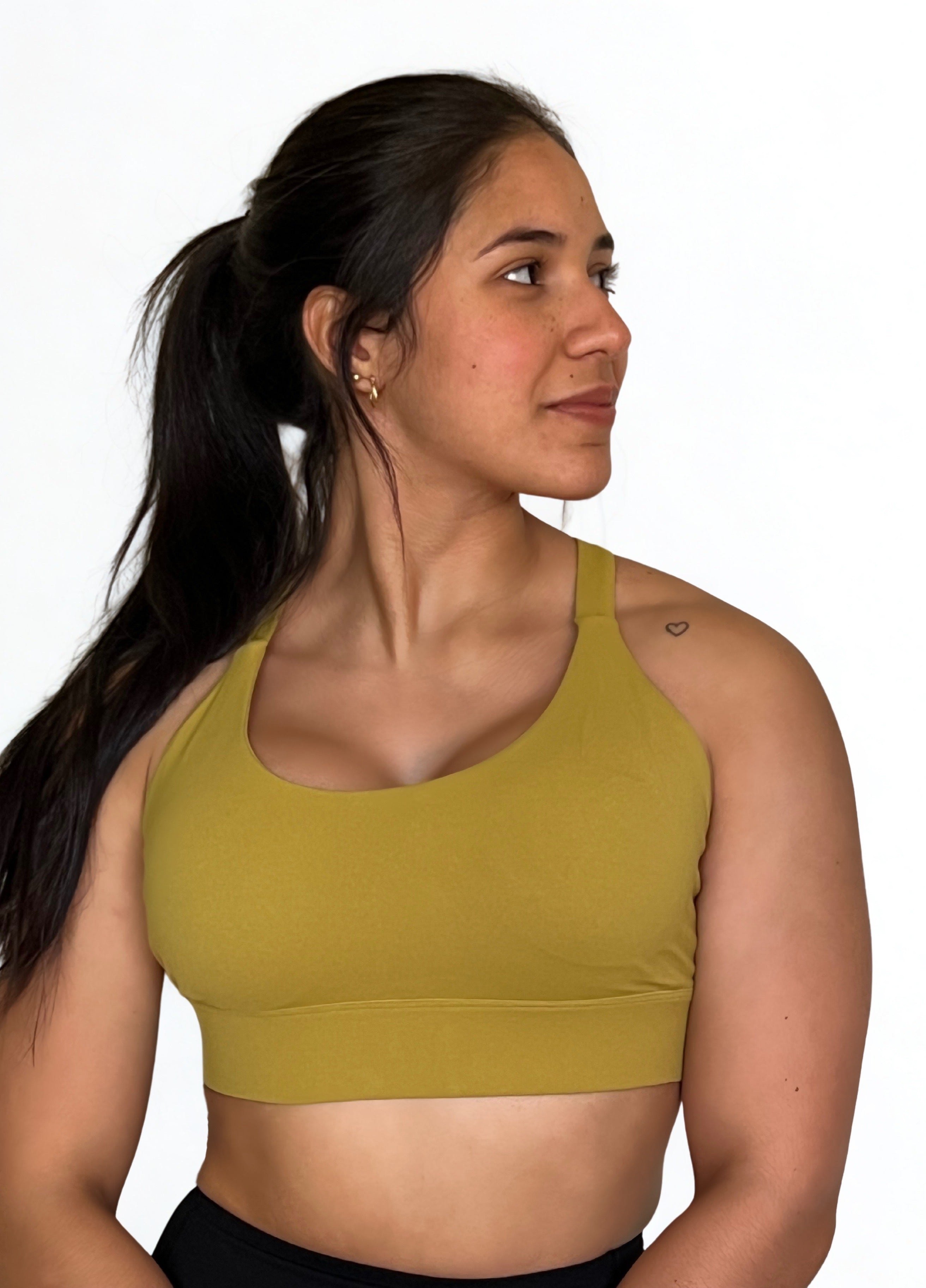 top deportivo verde oliva para mujer con soporte medio, ideal para gimnasio