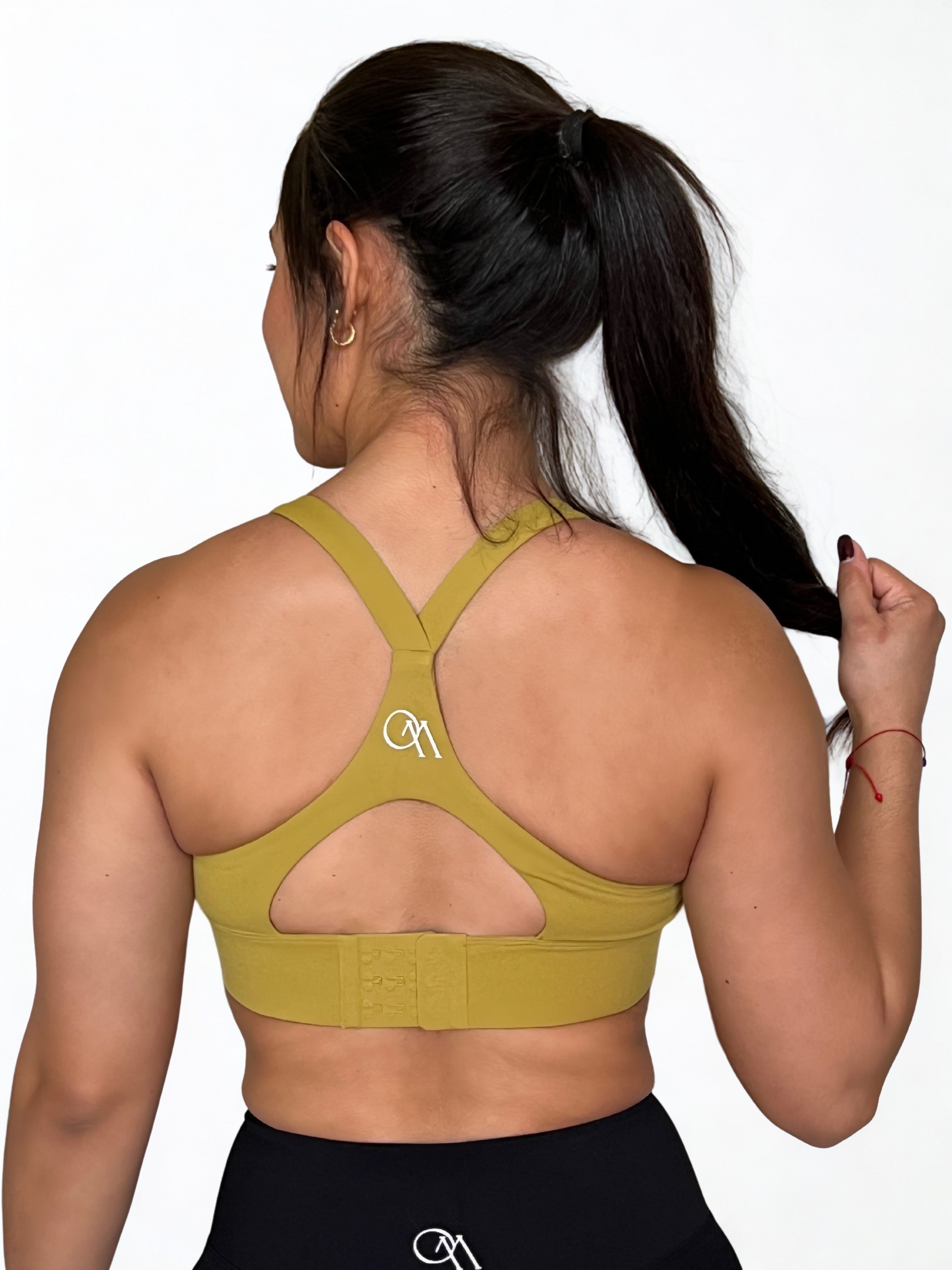 top deportivo verde oliva para mujer con soporte medio, ideal para gimnasio